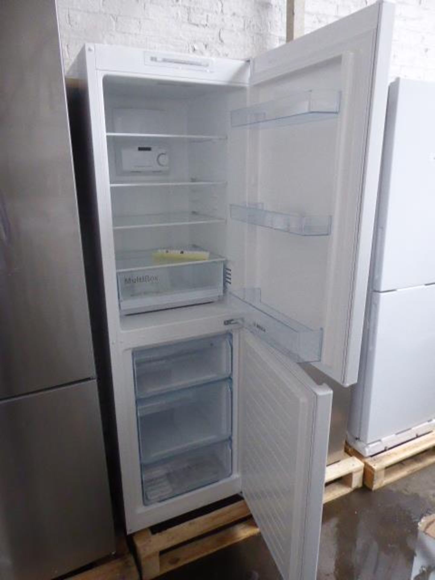 KGN34NWEAGB Bosch Free-standing fridge-freezer - Image 2 of 2