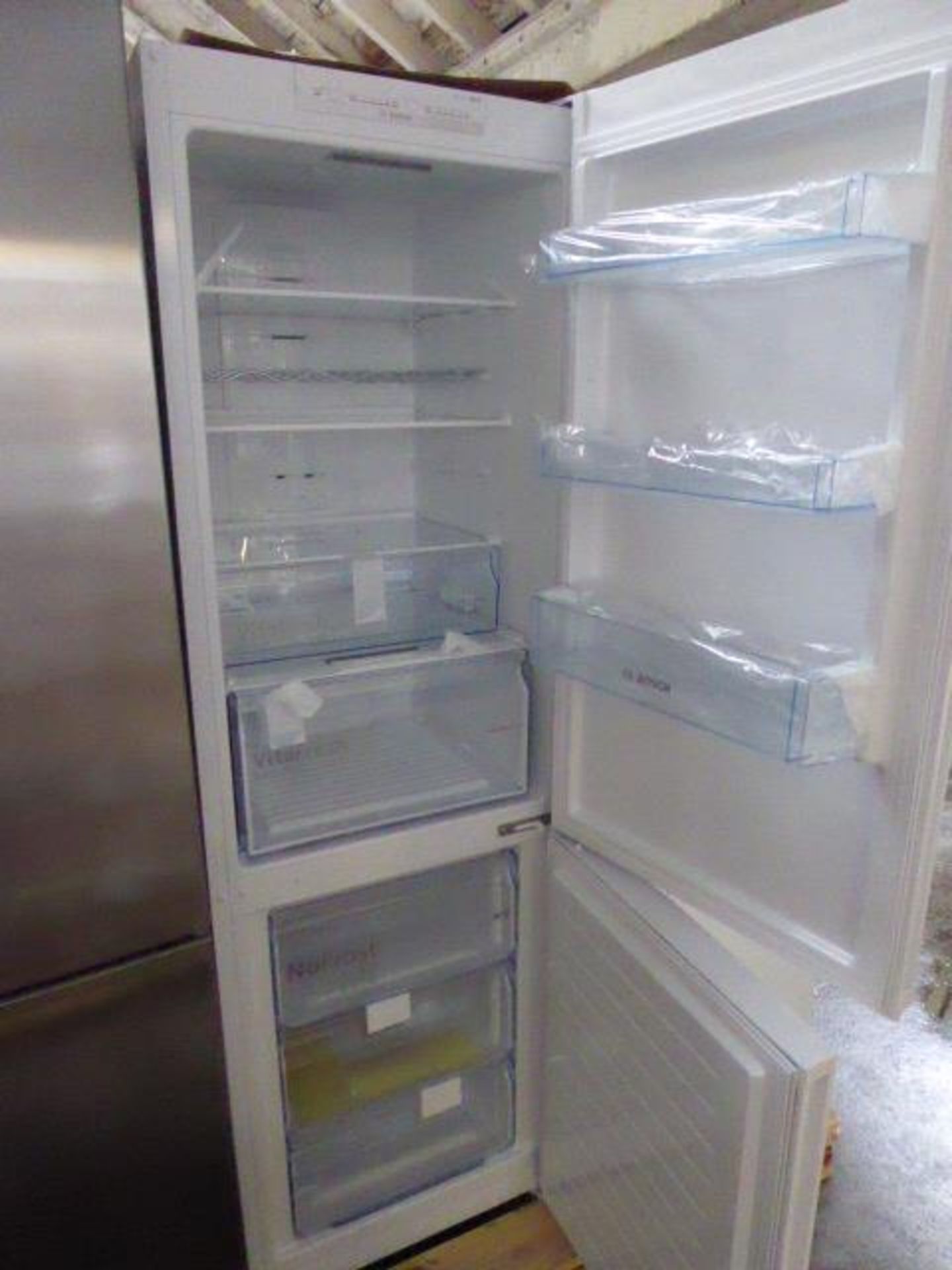 KGN36VWEAGB Bosch Free-standing fridge-freezer - Image 3 of 3