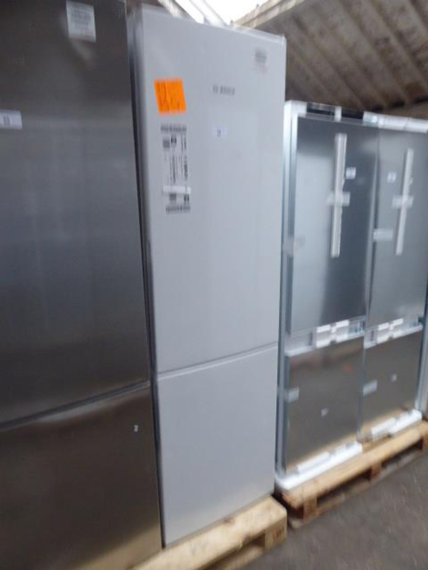 KGV39VWEAGB Bosch Free-standing fridge-freezer