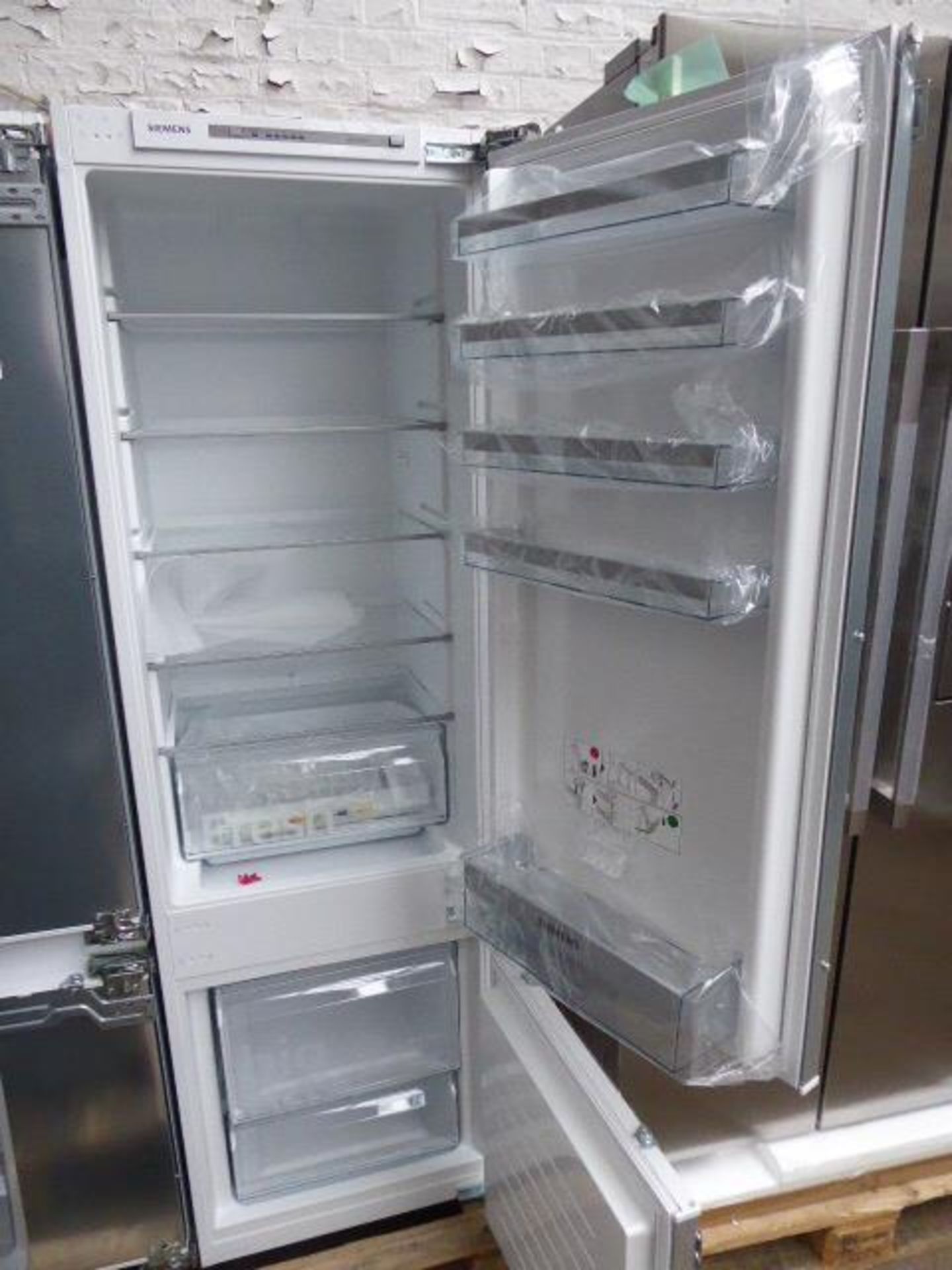 KI87VVFF0GB Siemens Built-in fridge-freezer combination - Image 2 of 2