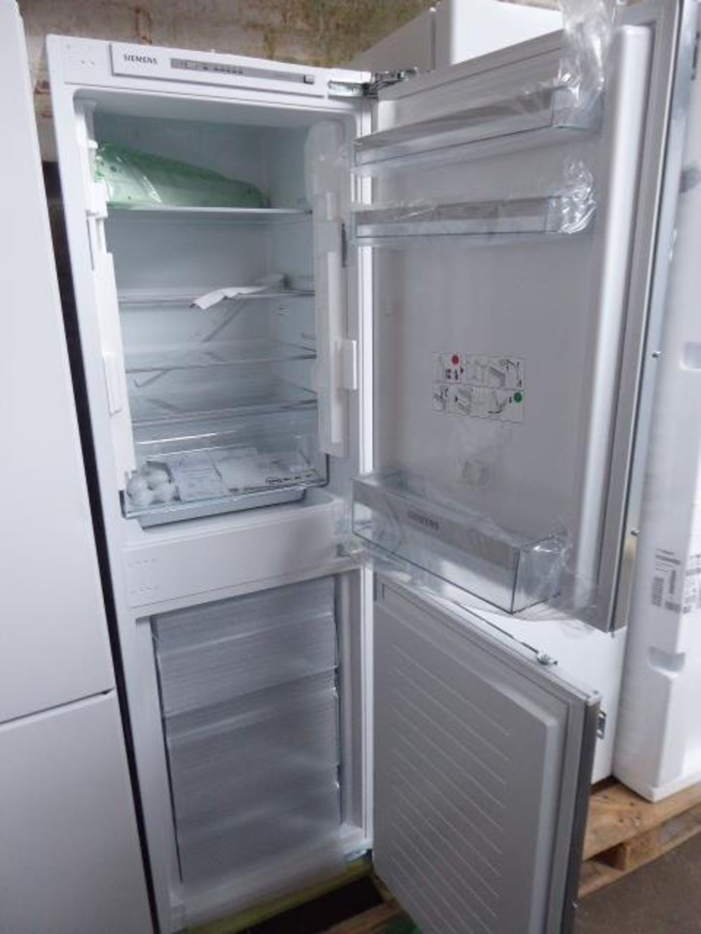 KI85VVFF0GB Siemens Built-in fridge-freezer combination - Image 2 of 2