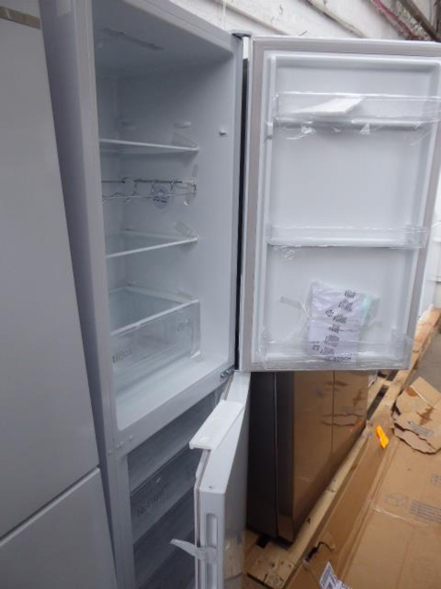 KGN27NWFAGB Bosch Free-standing fridge-freezer - Image 2 of 2
