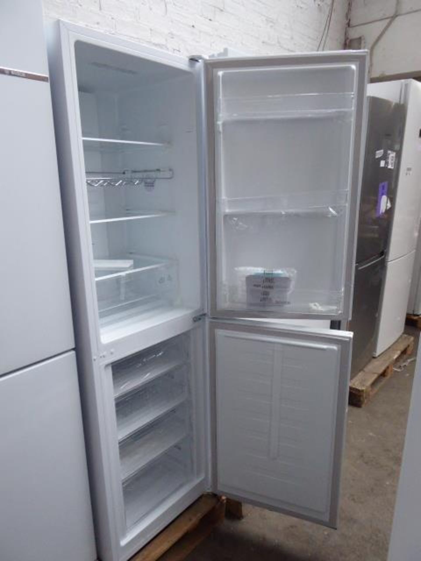 KGN27NWFAGB Bosch Free-standing fridge-freezer - Image 2 of 2