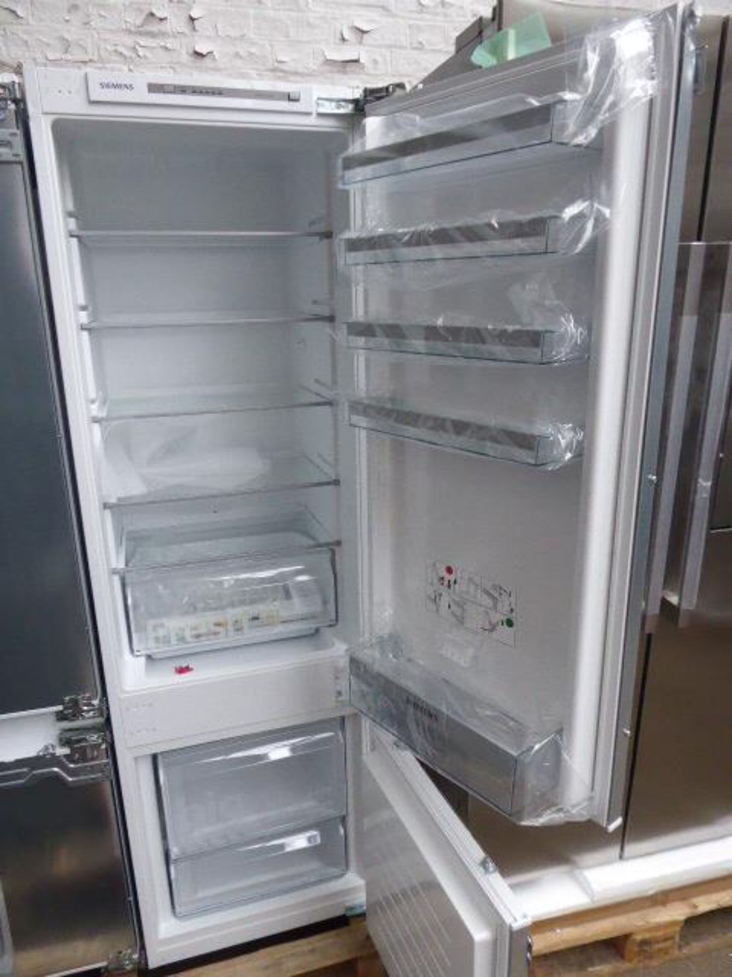 KI87VVFF0GB Siemens Built-in fridge-freezer combination - Image 2 of 2