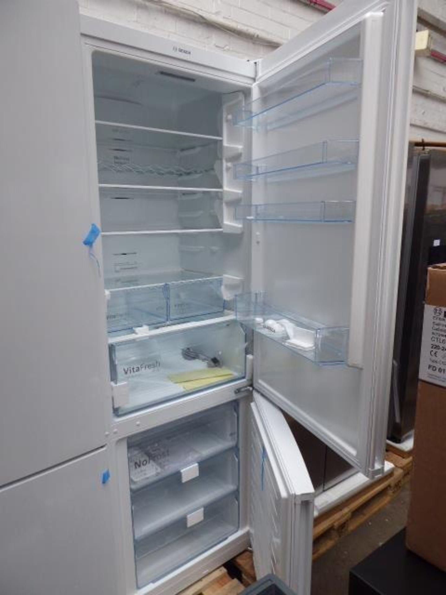 KGN49XWEA-B Bosch Free-standing fridge-freezer - Image 2 of 2