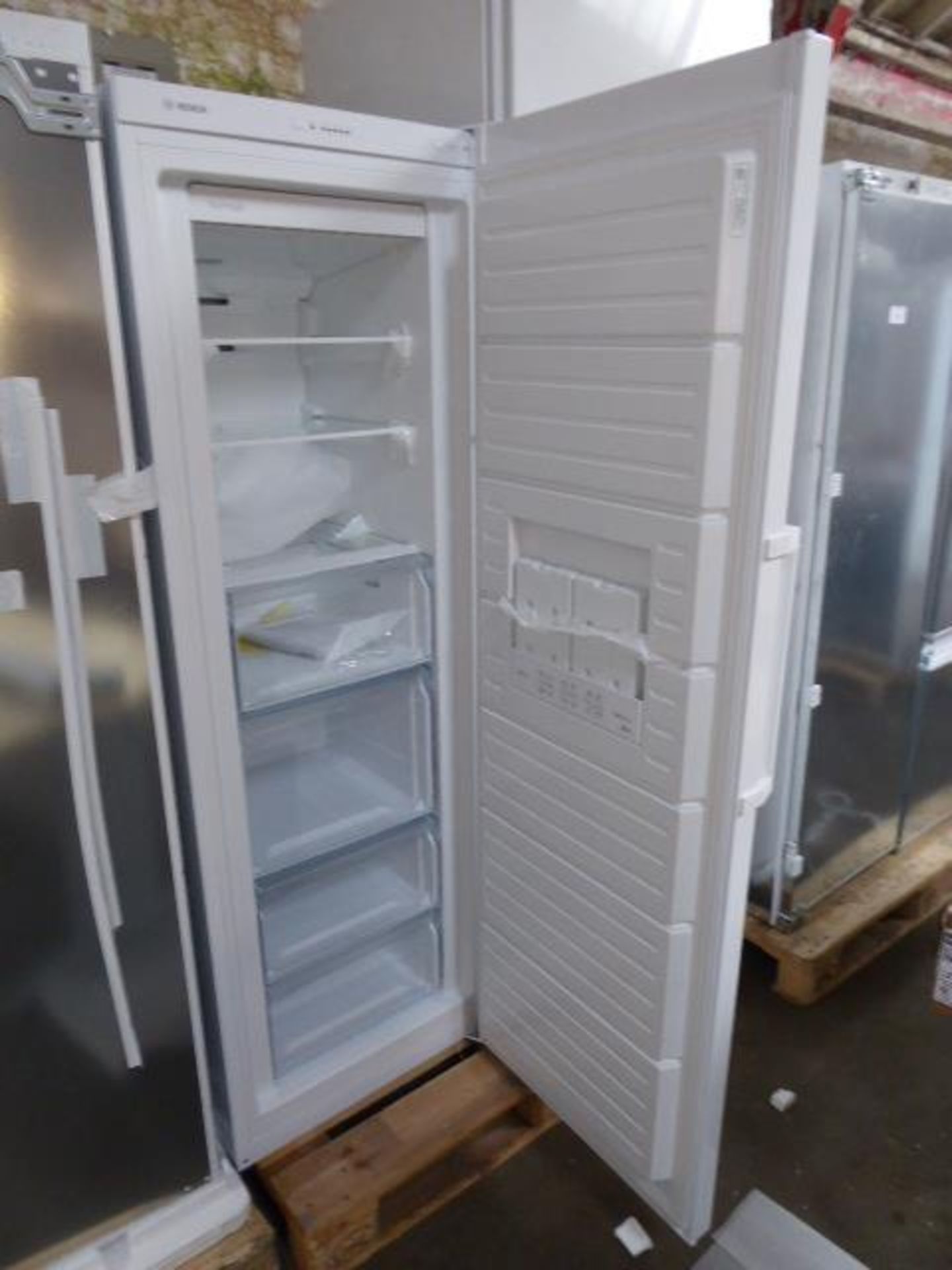 GSN33VWEPGB Bosch Free-standing upright freezer - Image 2 of 2