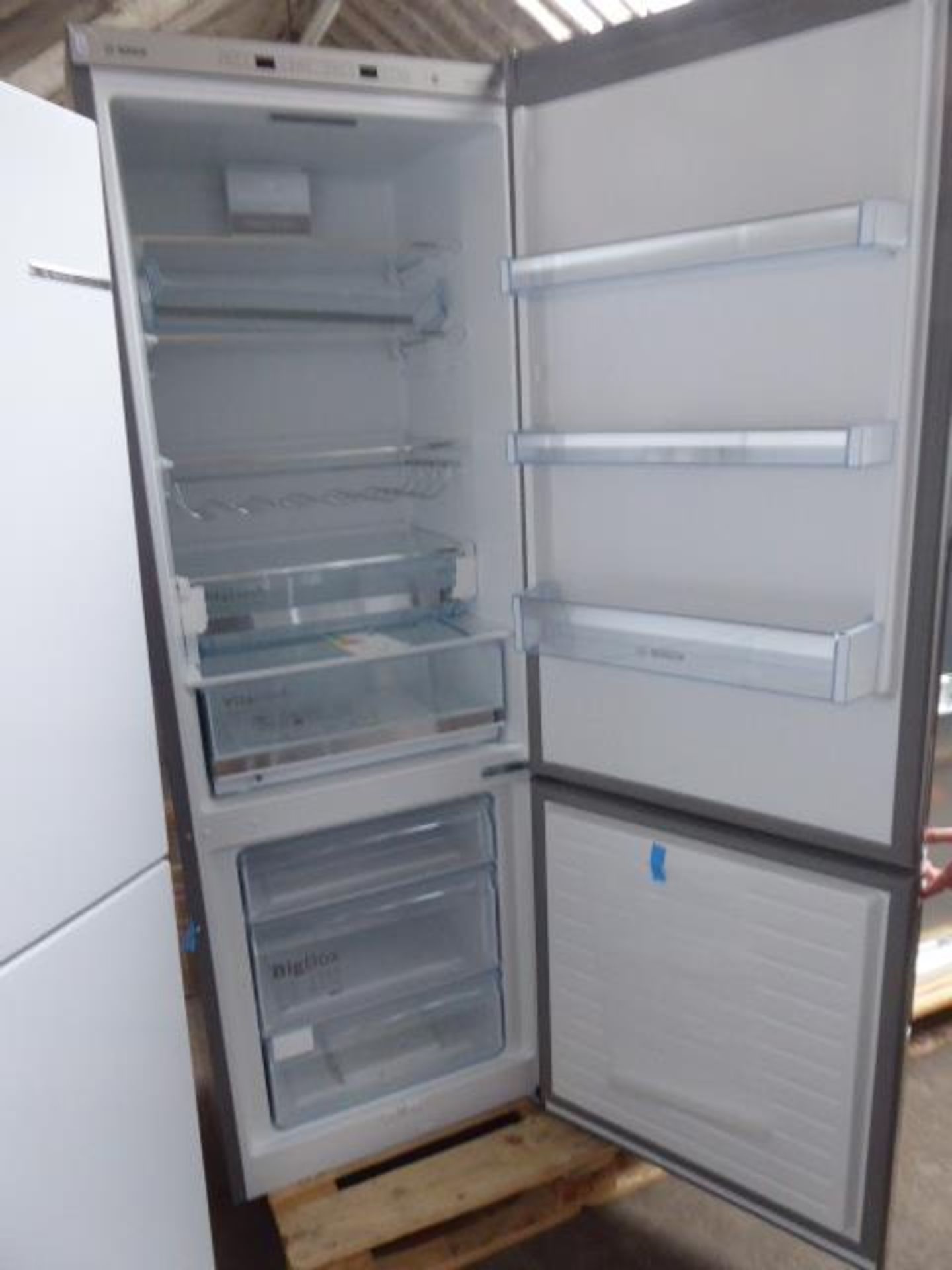 KGE49AICAGB Bosch Free-standing fridge-freezer - Image 2 of 2