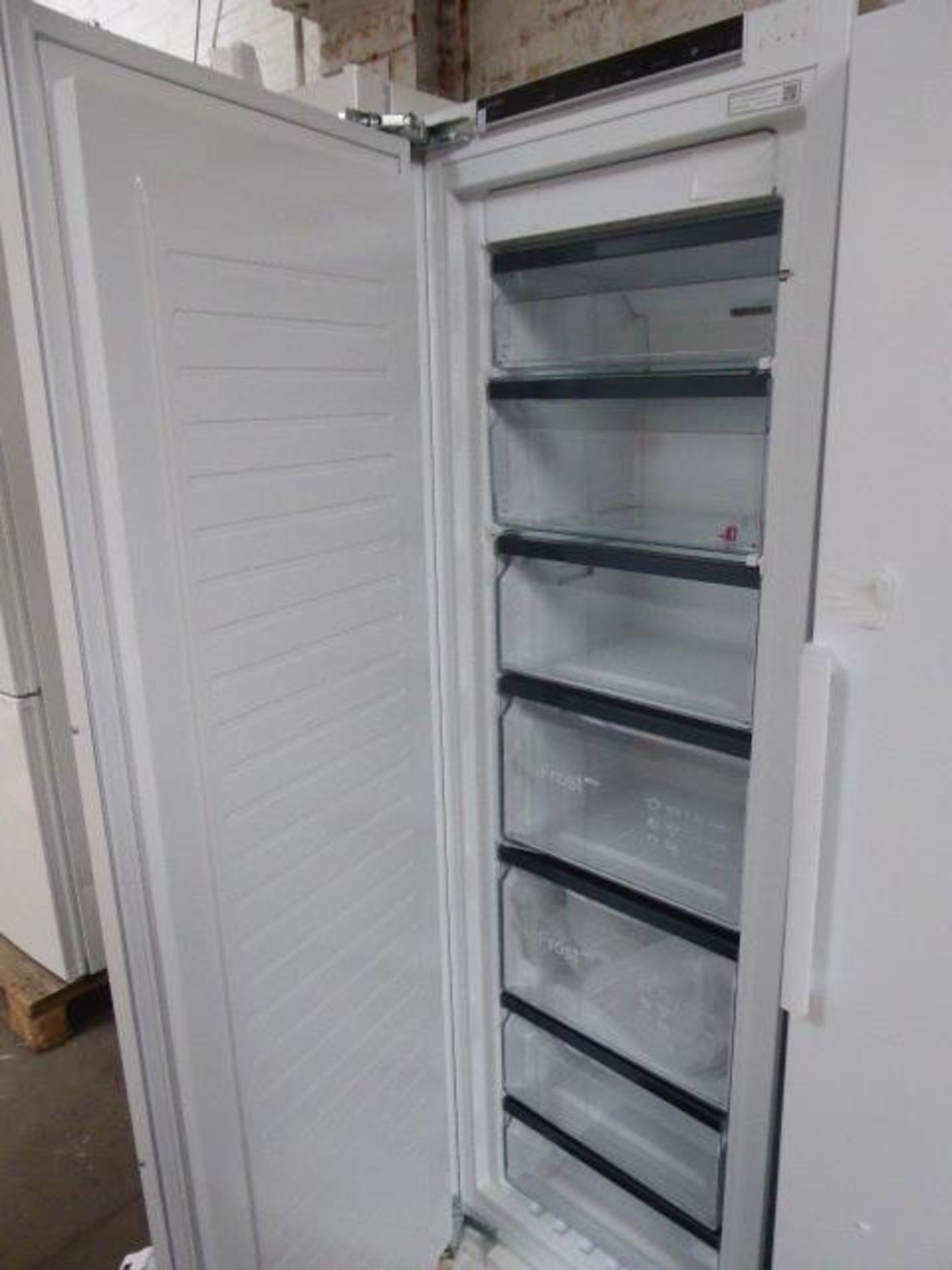 GI81NHCE0GB Siemens Built-in upright freezer - Image 2 of 2