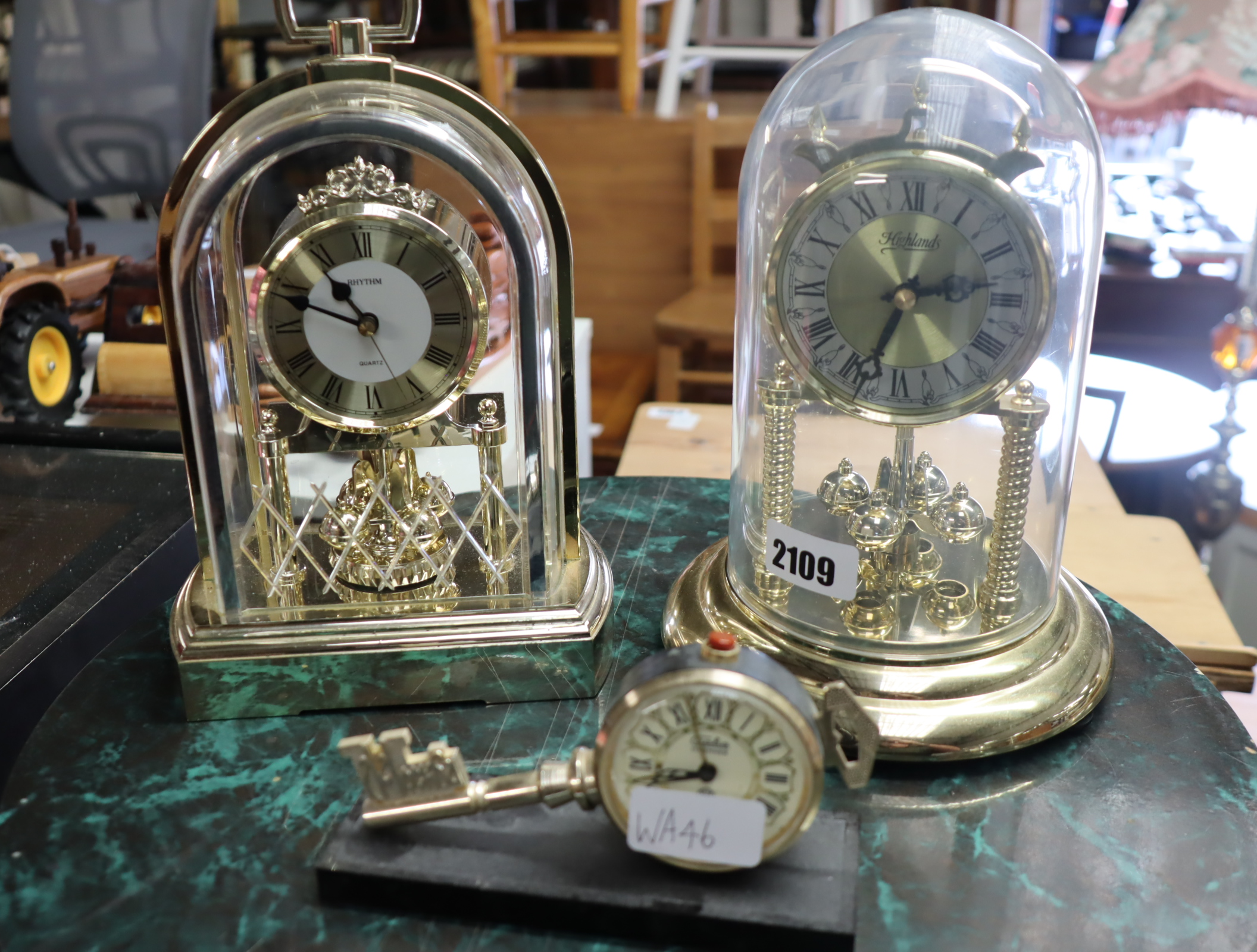 Small Kamhen key shaped clock with 2 brass effect mantle clocks - Image 4 of 4
