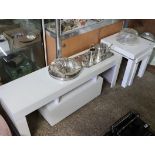 Suite of gloss white furniture incl. 2 nesting tables and entertainment stand