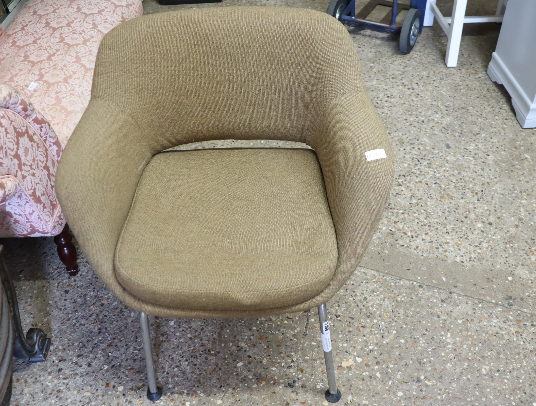 Mid century brown upholstered reception chair on chrome supports - Image 4 of 4