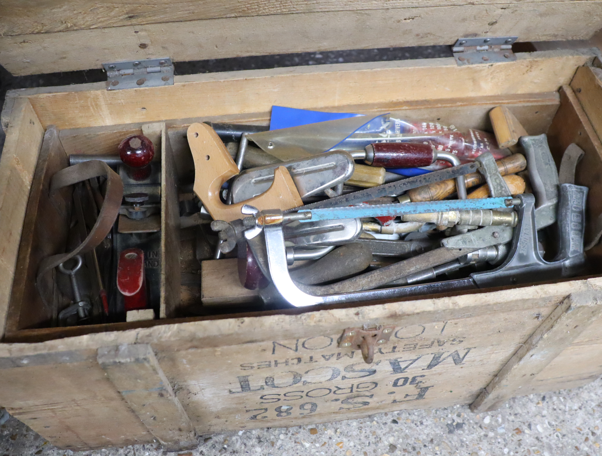 Wooden tool chest with contents of hand tools - Image 2 of 4