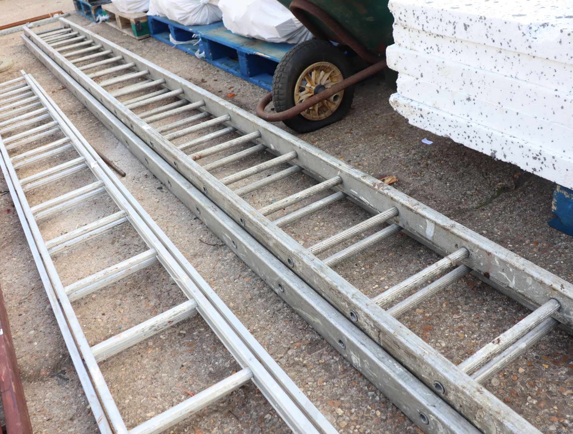 Aluminium double extending ladder