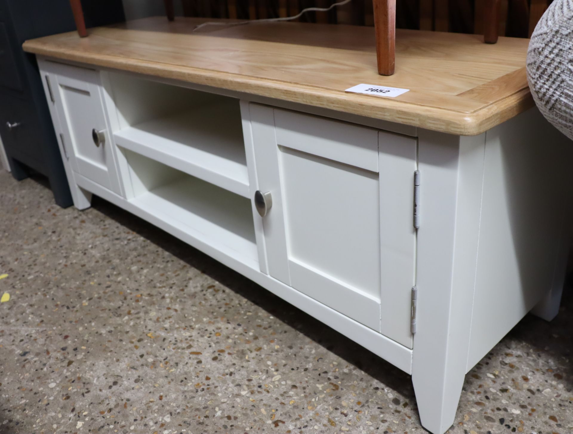 Off-white entertainment unit with 2 cupboards and oak surface