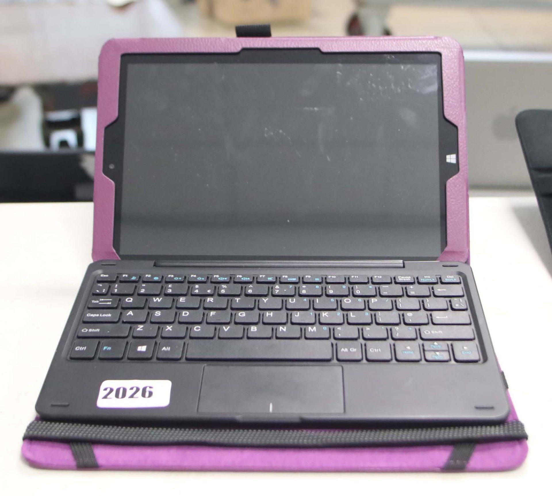 2206 - Lynix 1010B tablet 1.1 unit with attachable keyboard, Intel Atom processor, 2gb ram, 32gb