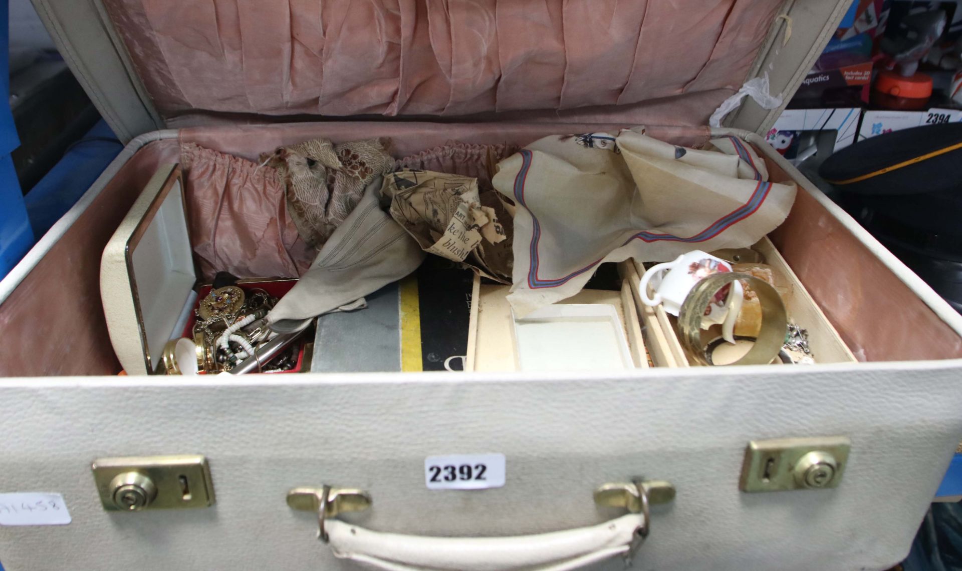 Antler luggage case with vintage costume jewellery and other contents - Image 2 of 2