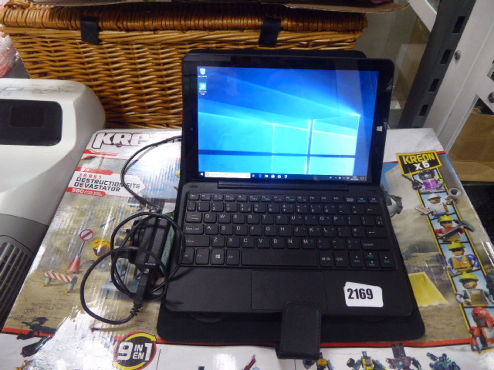 2027 - Lynix 1010B tablet 1.1 unit with attachable keyboard, Intel Atom processor, 2gb ram, 32gb