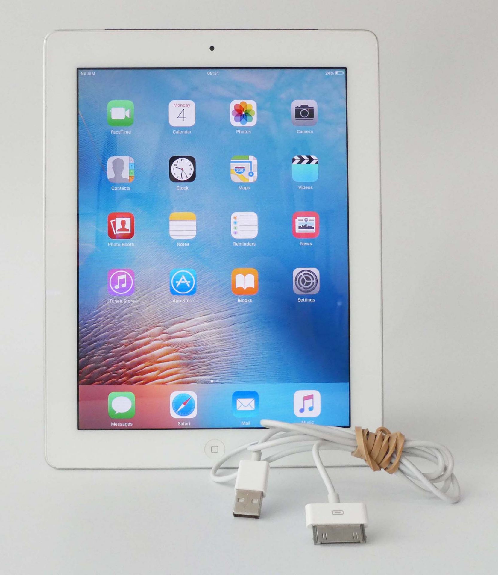 iPad A1396 32GB Silver tablet with charging cable