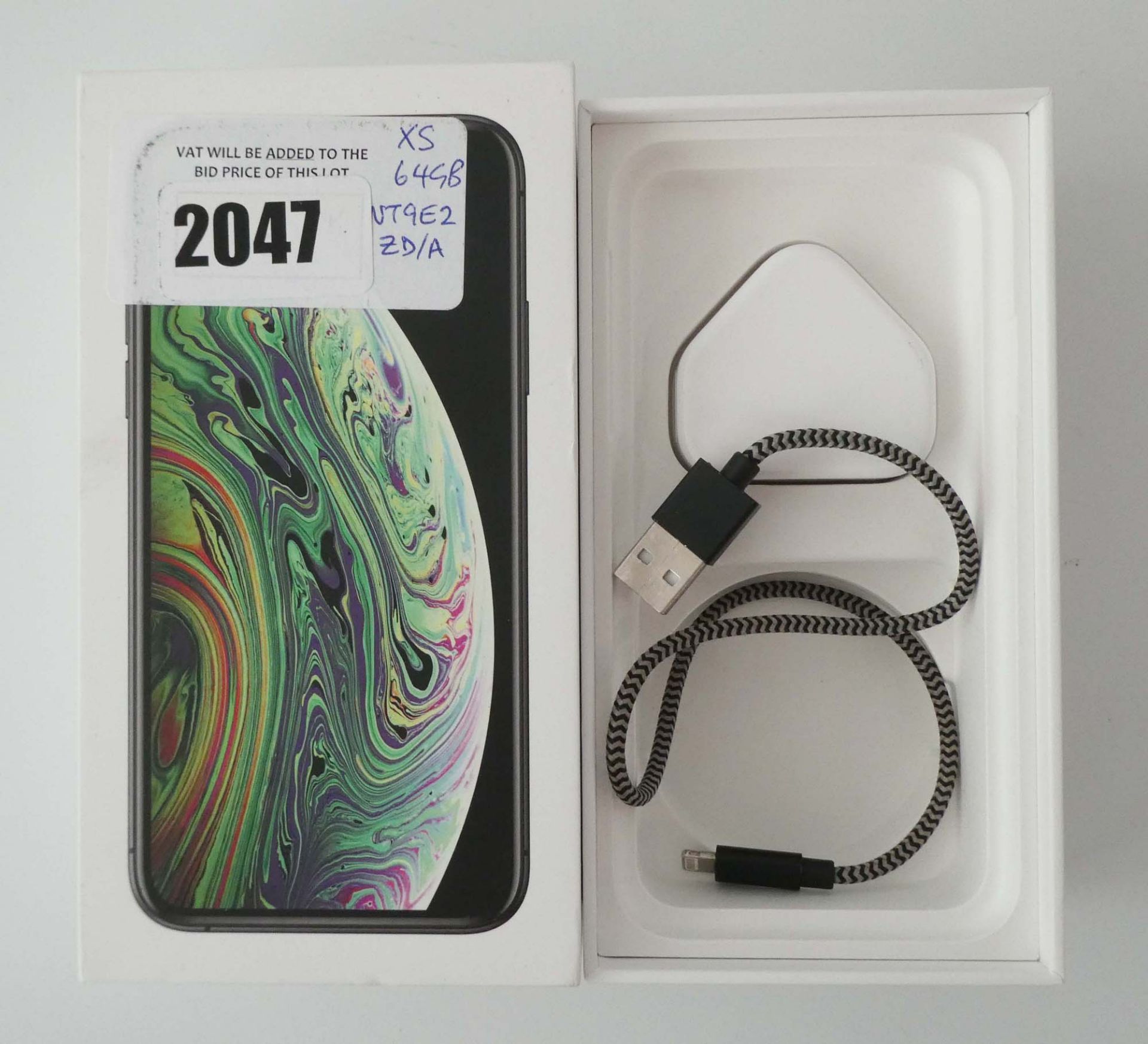 iPhone XS 64GB smartphone with box and a charger - Image 2 of 2