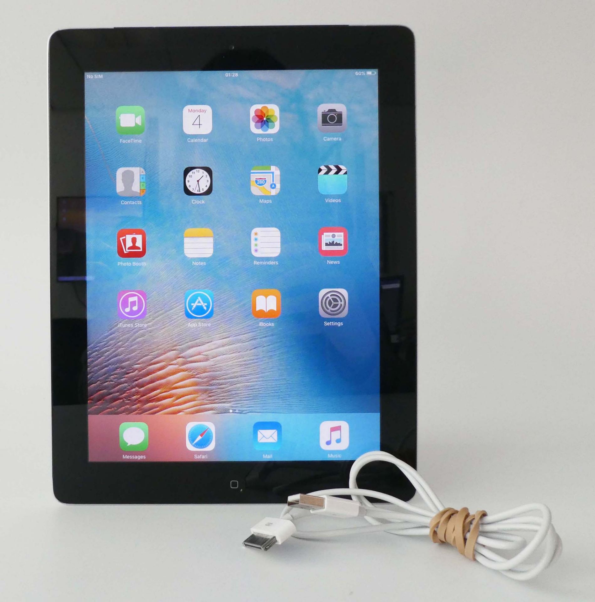 iPad A1396 16GB Silver tablet with charging cable