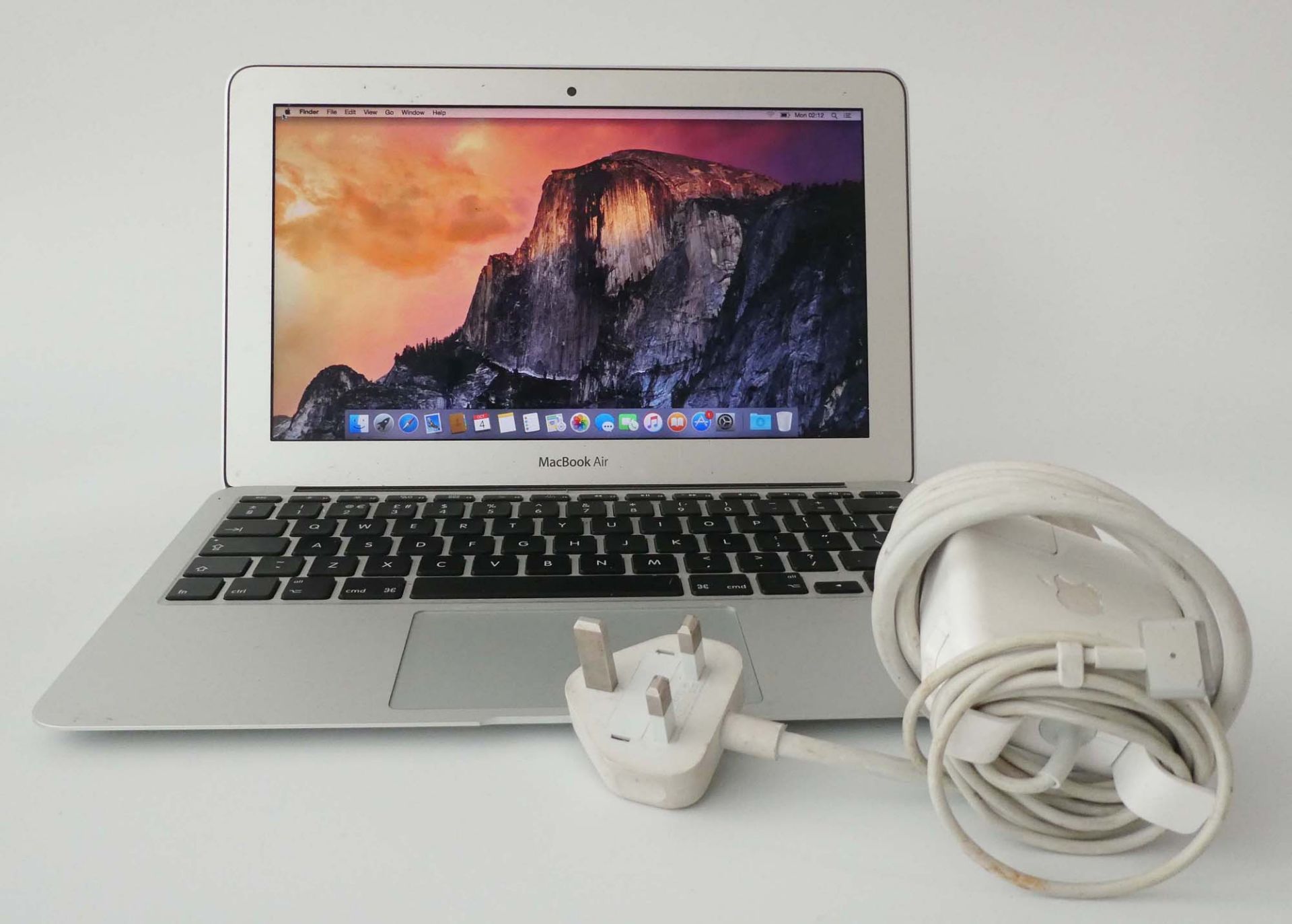 MacBook Air 2015 A1465 11'' laptop with Intel i5 @ 1.6GHz, 4GB RAM, 128GB SSD and PSU