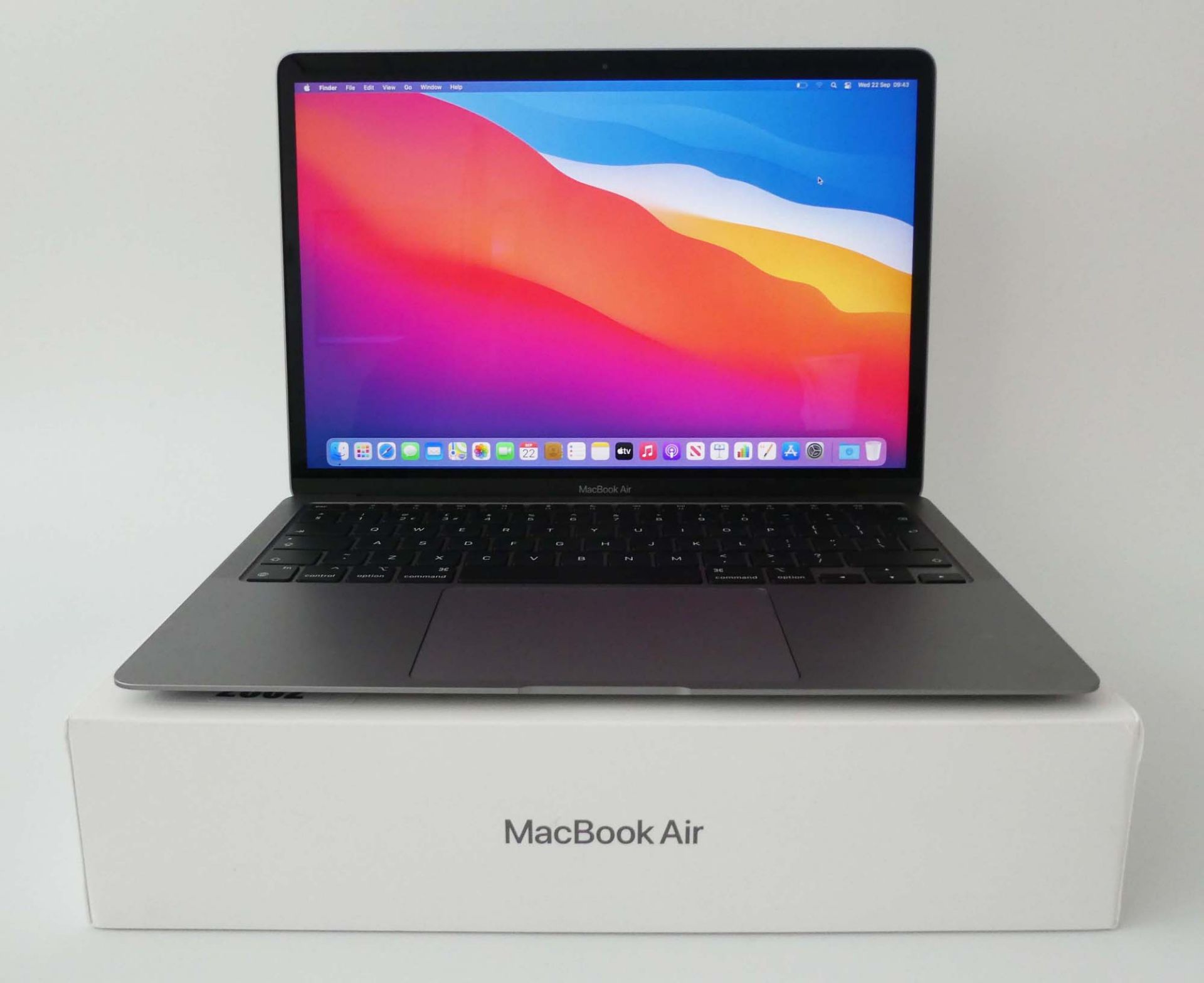 MacBook Air 2020 A2337 13'' Space Grey laptop with M1 Chip, 256GB SSD, 8GB RAM, box and PSU