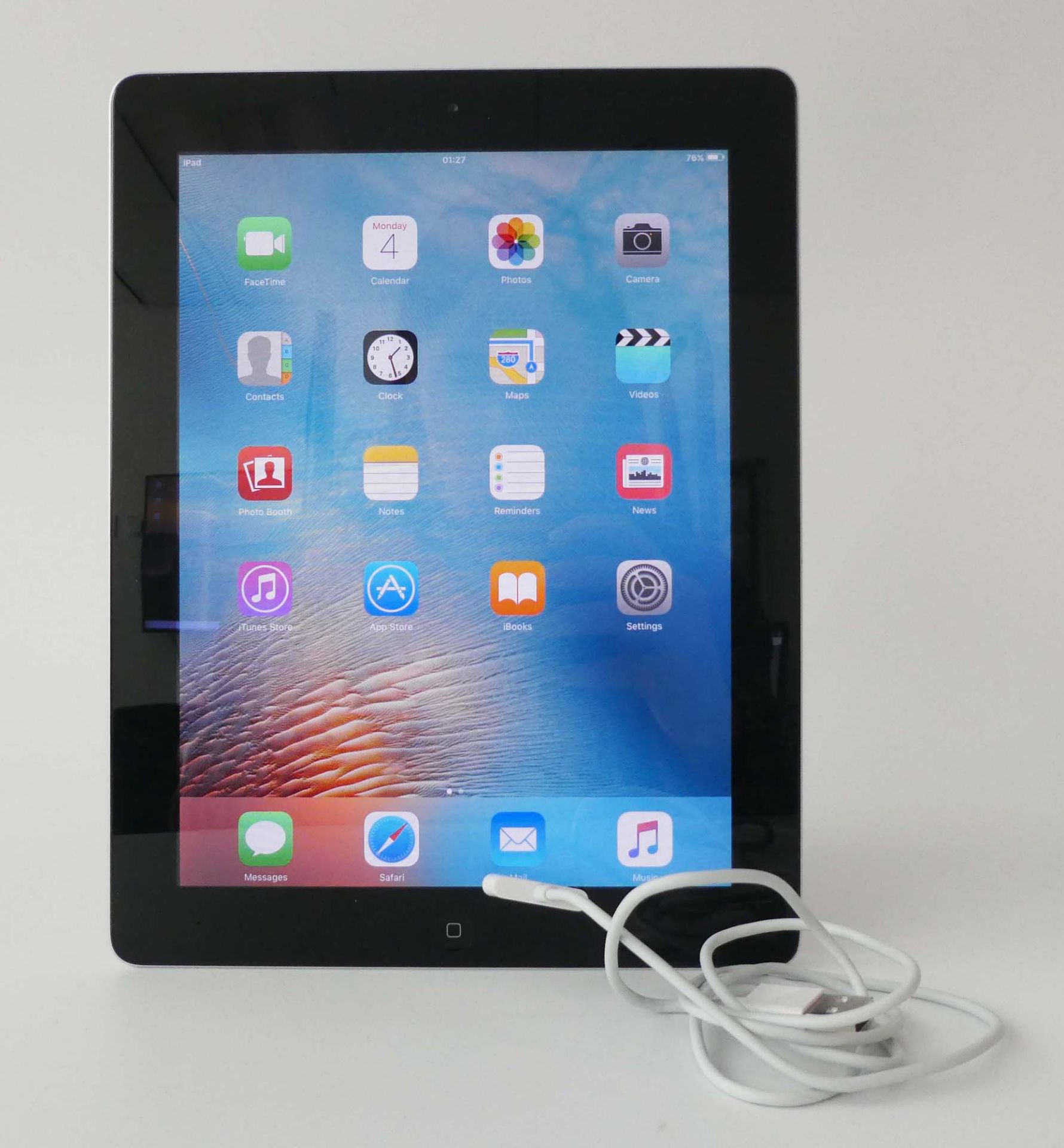 iPad A1395 16GB Silver tablet with charging cable