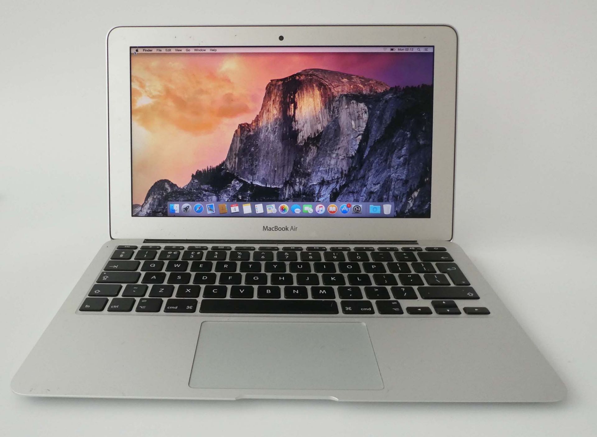 MacBook Air 2015 A1465 11'' laptop with Intel i5 @ 1.6GHz, 4GB RAM, 128GB SSD and PSU - Image 2 of 2