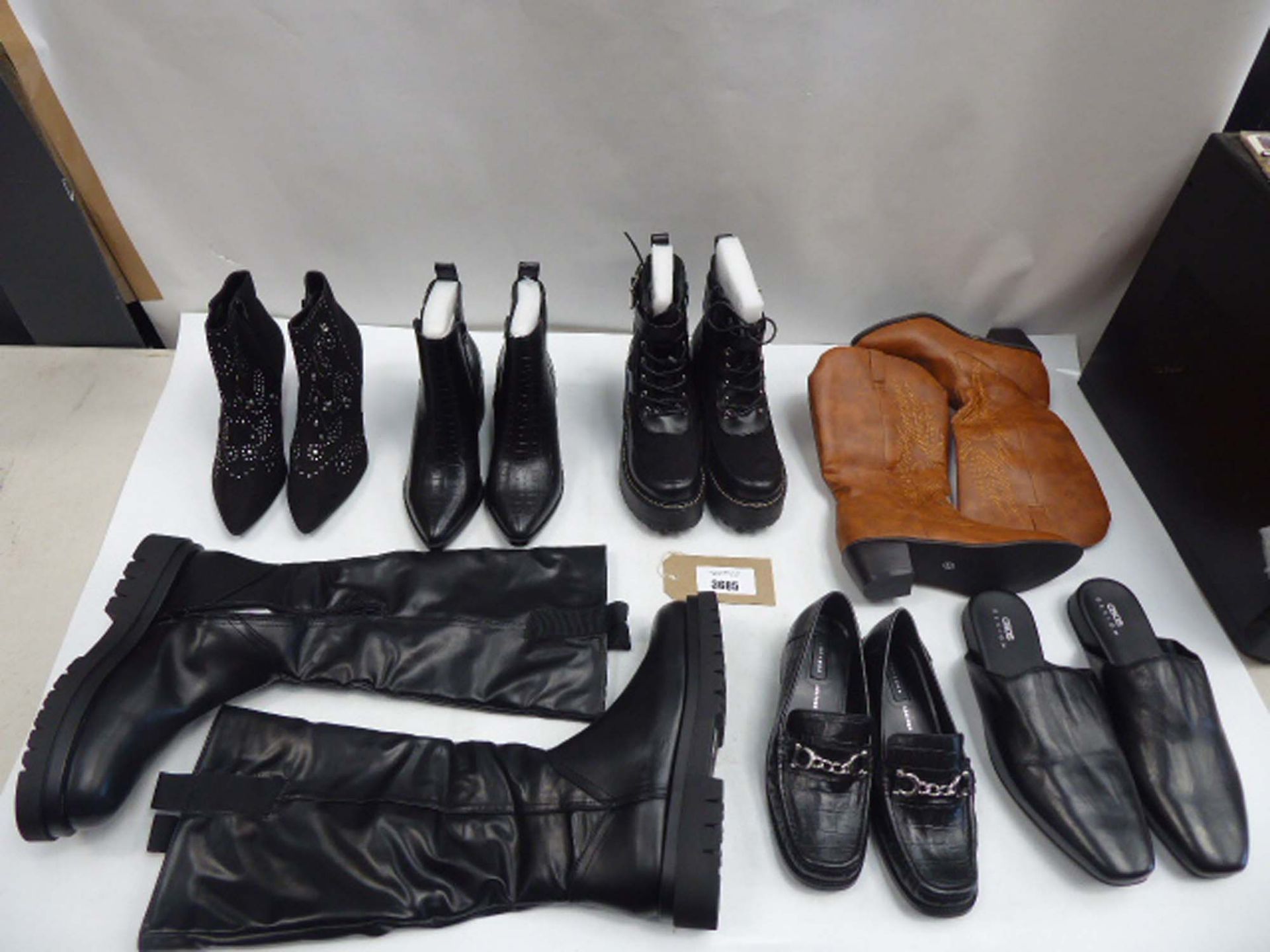 Bag of loose assorted shoes to include boots and ankle boots (10 pairs)