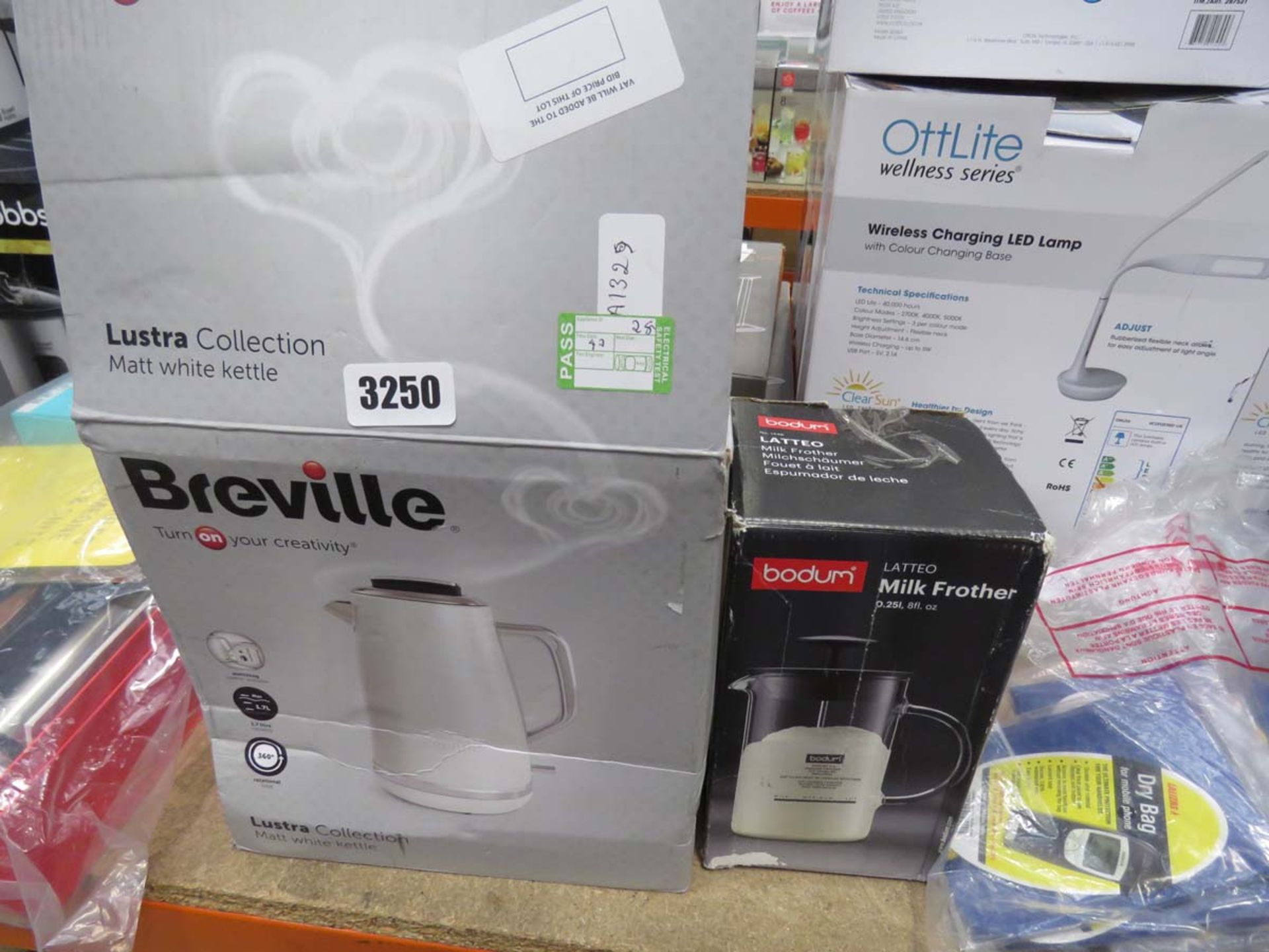 (28) Breville kettle and a Bodum milk frother - Image 2 of 4