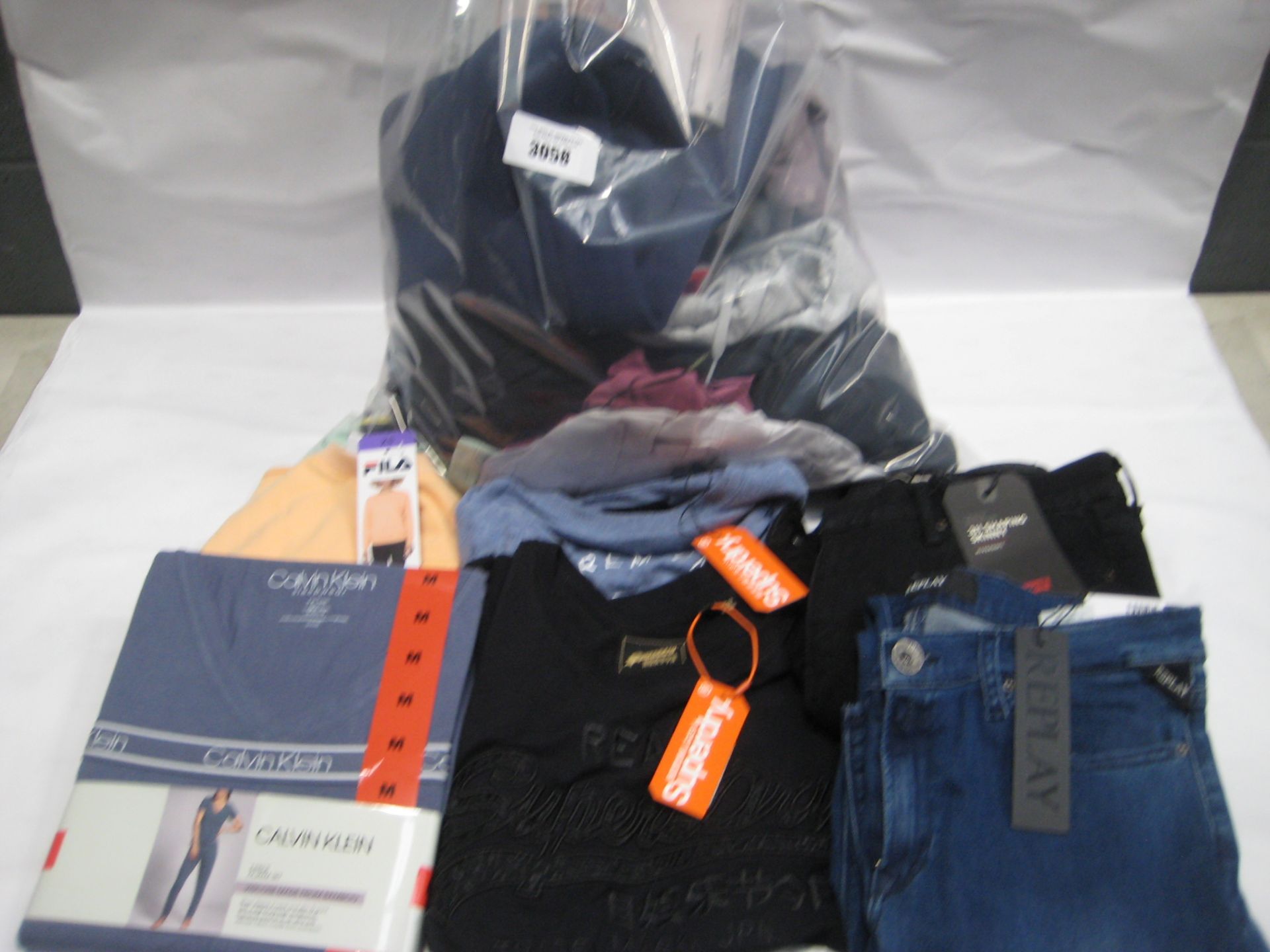 Mixed bag containing ladies clothes, incl. Calvin Klein loungewear, Fila jumpers, Superdry t-