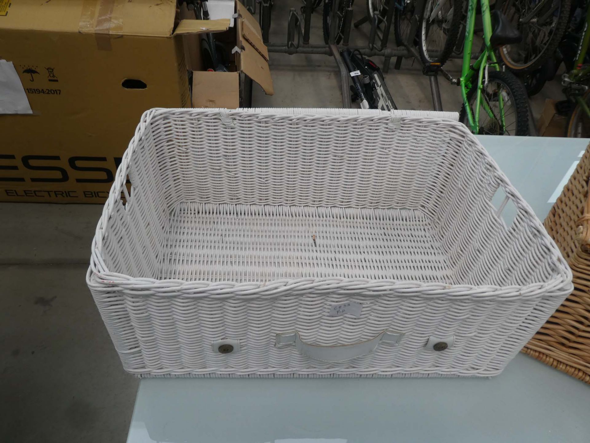 White picnic hamper - Image 2 of 2