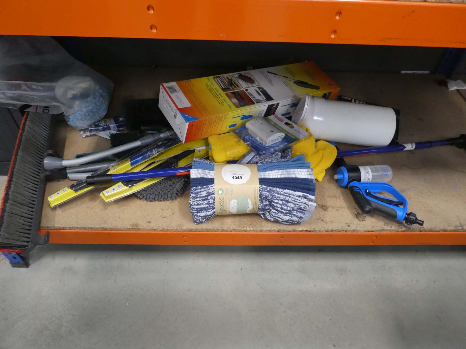 Underbay of items incl. telescopic brushes, broom heads, mops and cloths