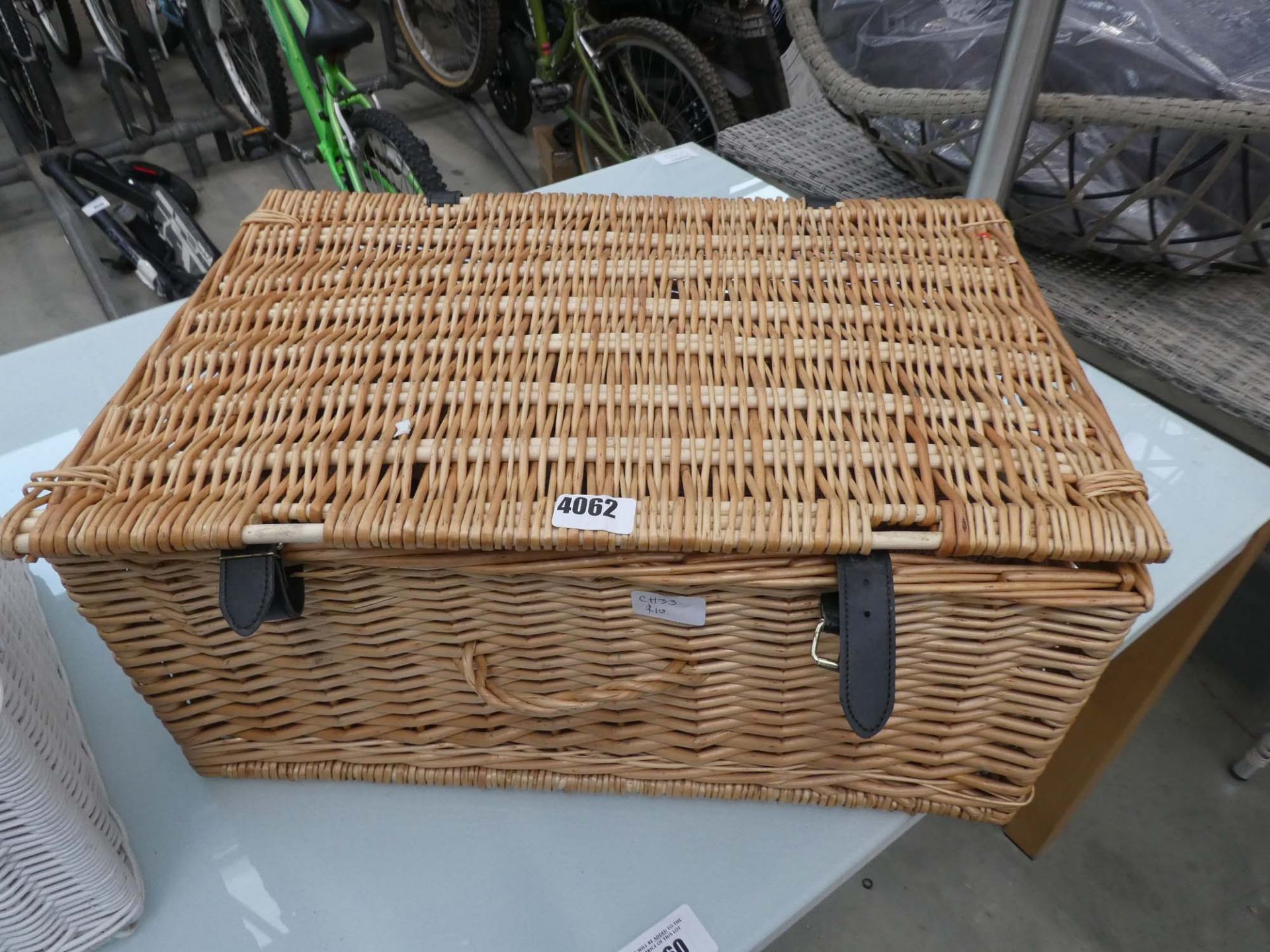 Wicker hamper - Image 2 of 2