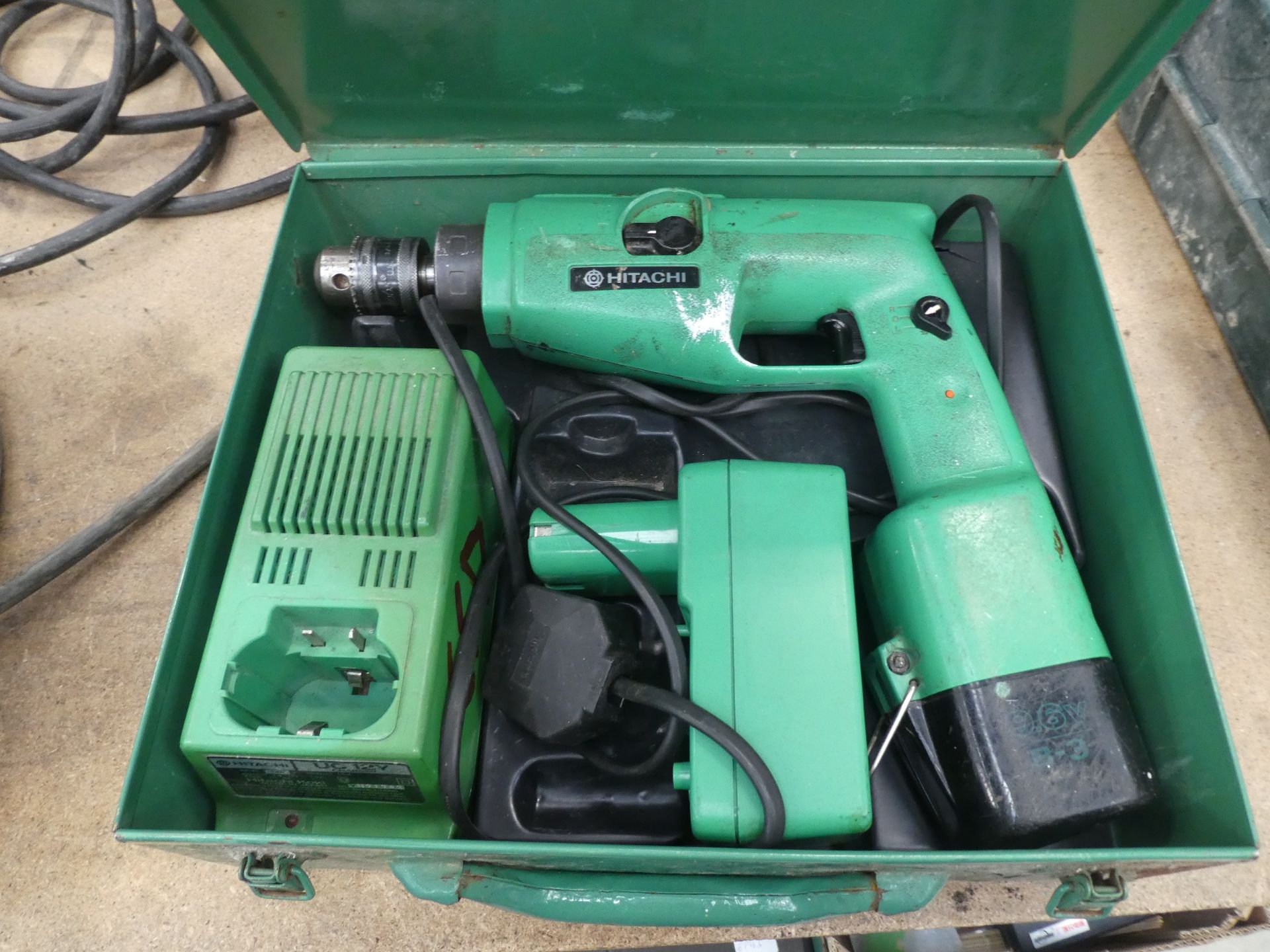 Hitachi battery drill with 1 battery and charger