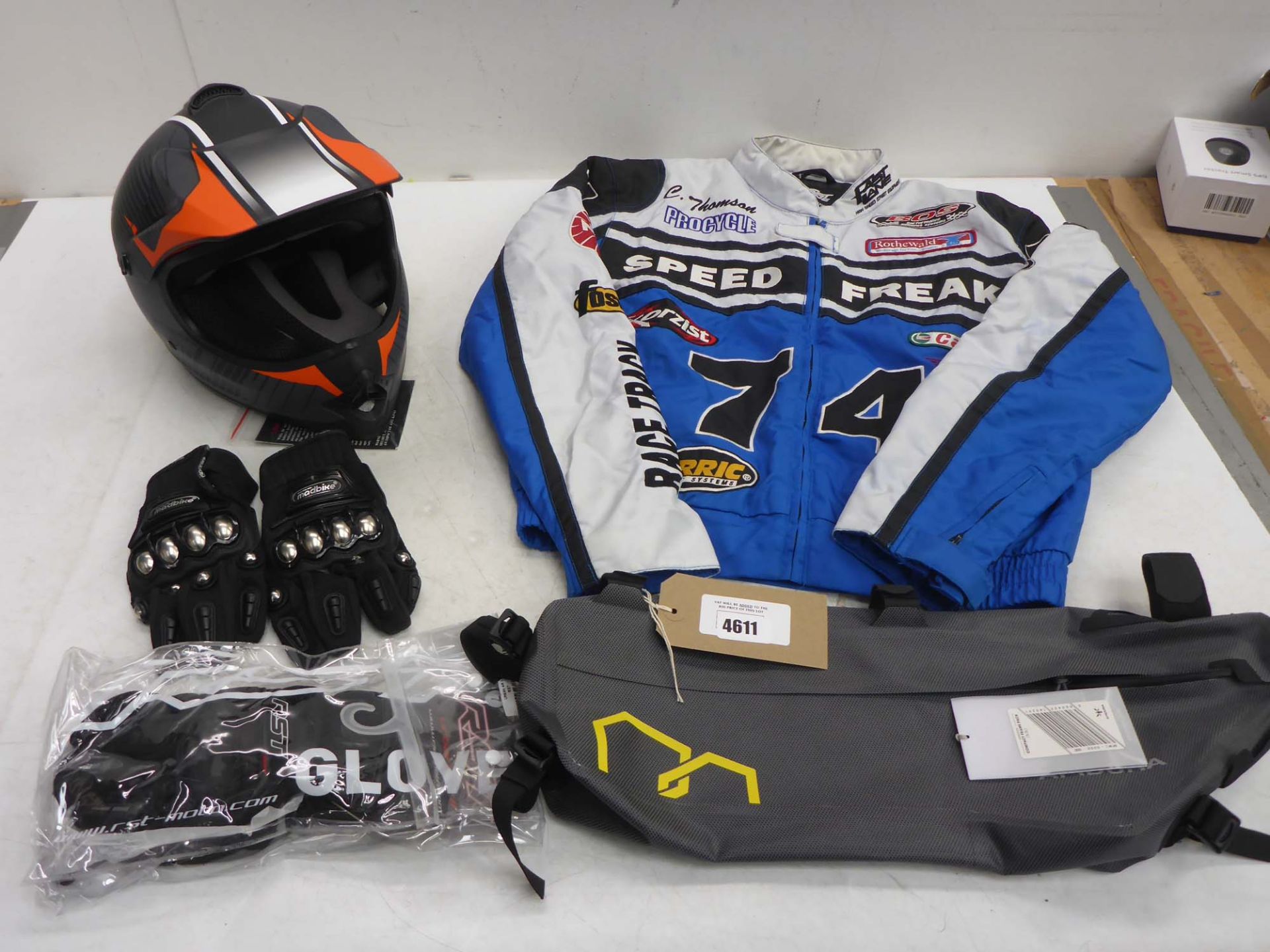 Qtech G601 Size XS motorcycle helmet, Fast Lane Size S bike jacket, motorcycle gloves and compact