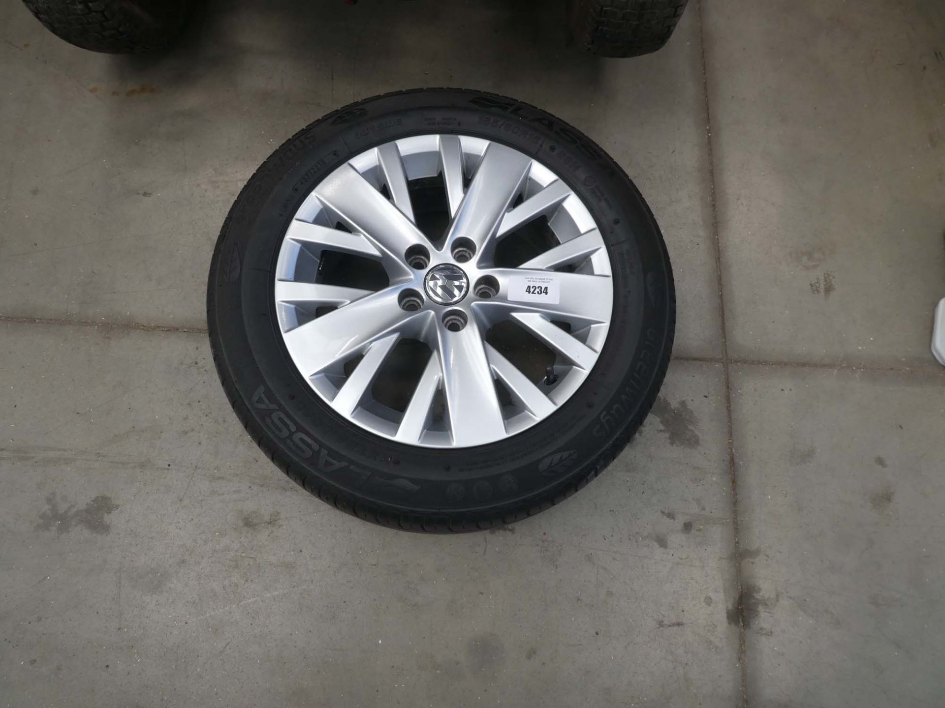 Volkswagen wheel and tyre, size 185/60/15