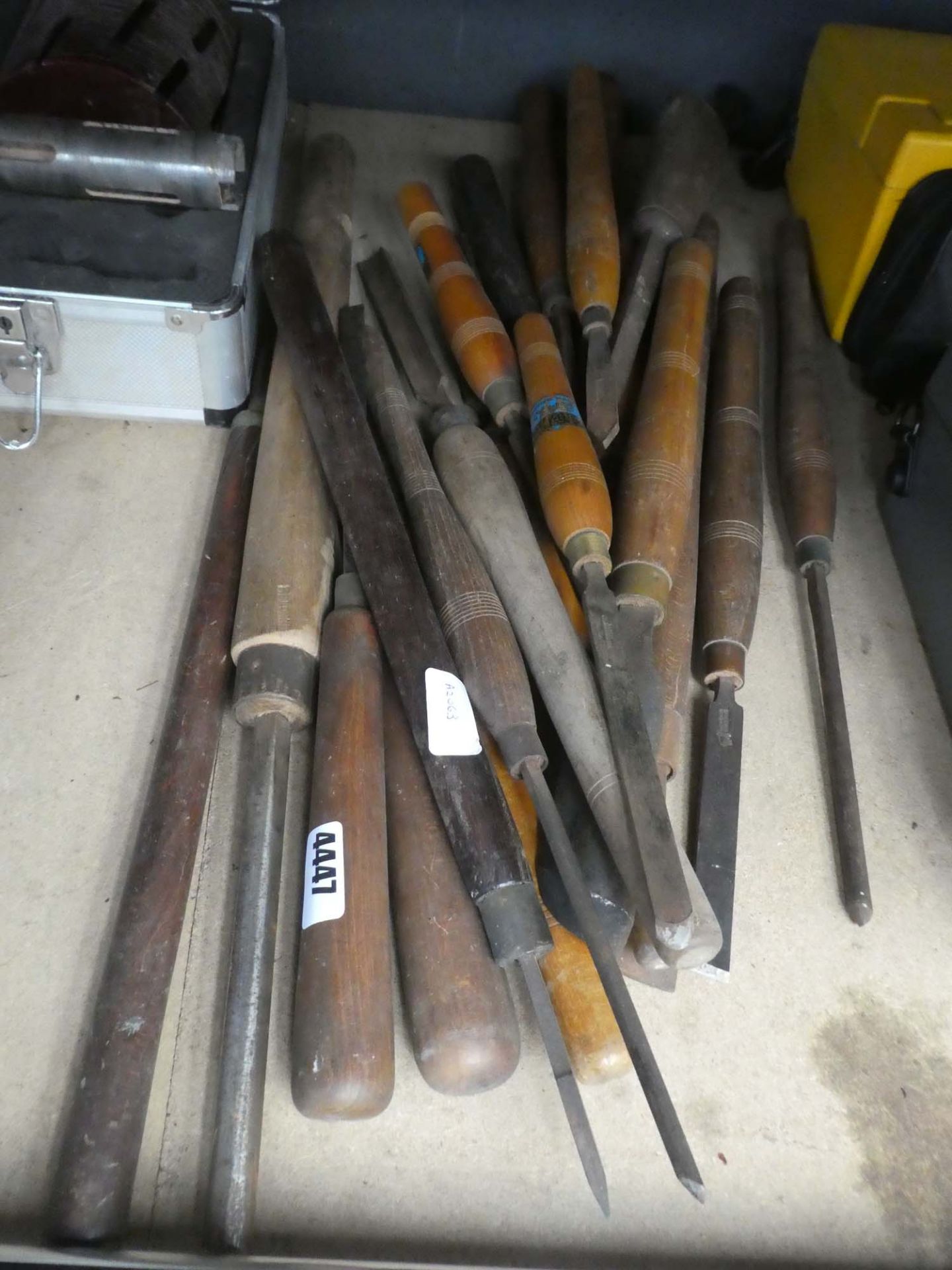 Large quantity of turning chisels