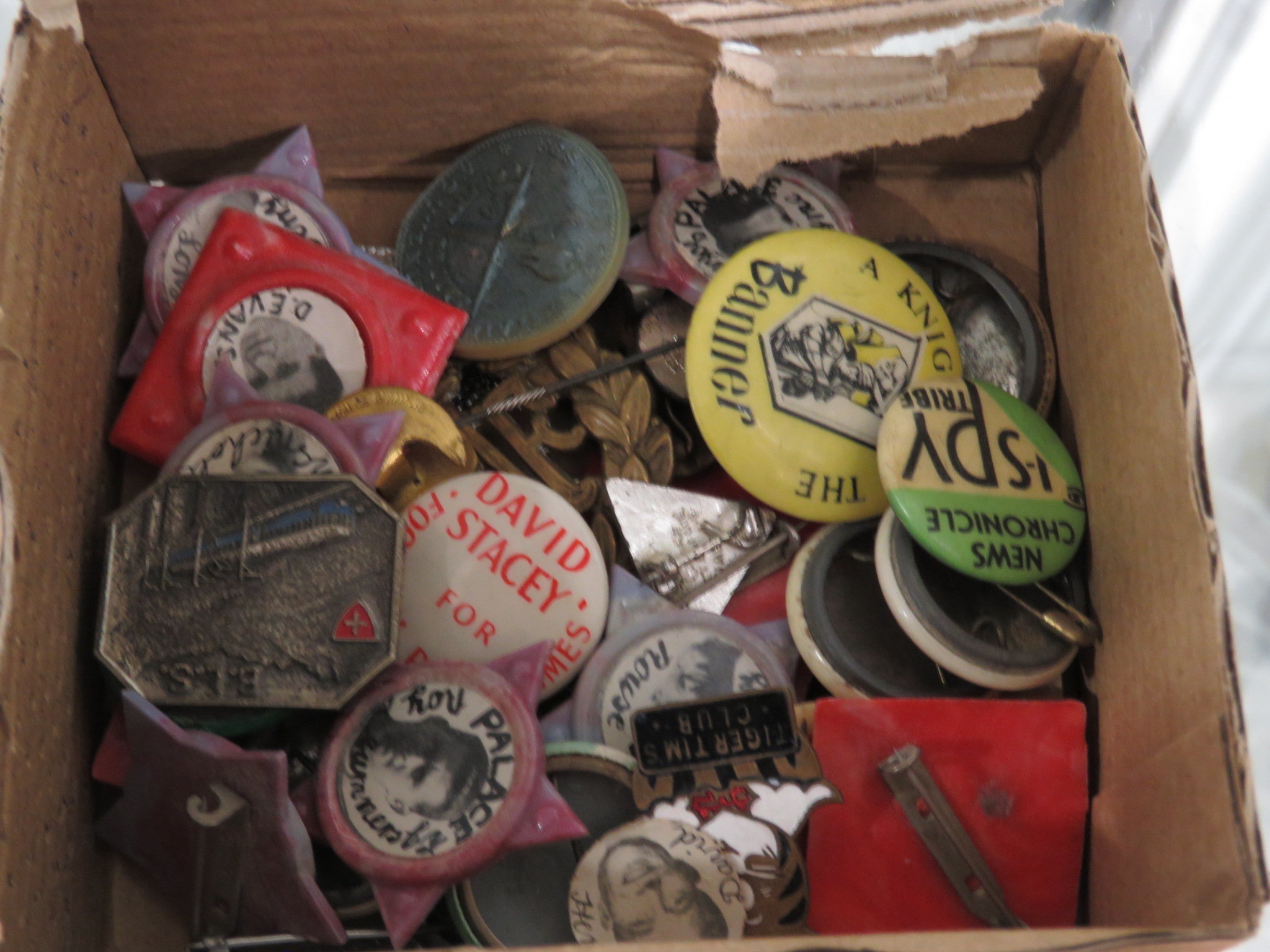 Box with a quantity of military other badges