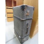 Vintage grey travelling case with wooden ribs