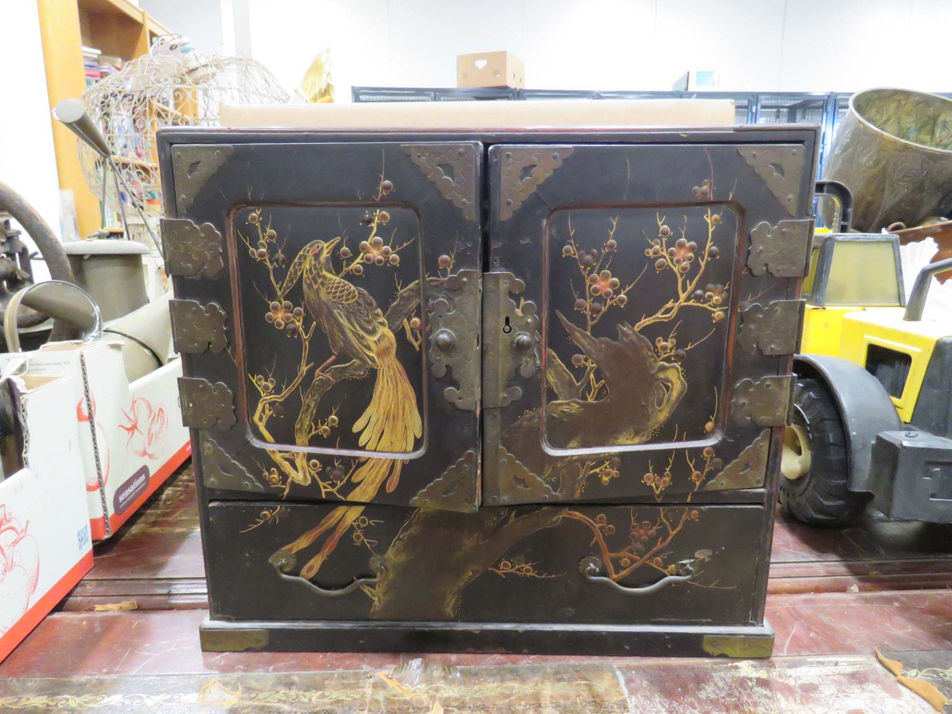 Lacquered Chinese jewellery box