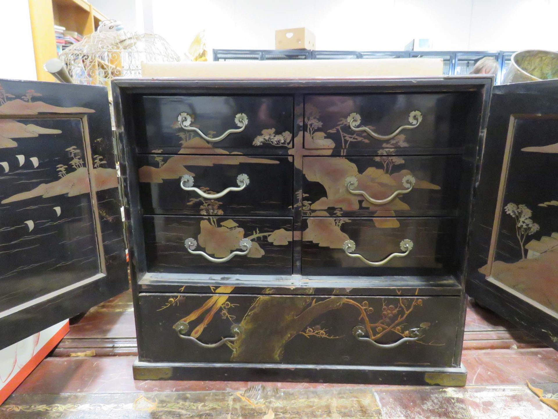 Lacquered Chinese jewellery box - Image 2 of 2