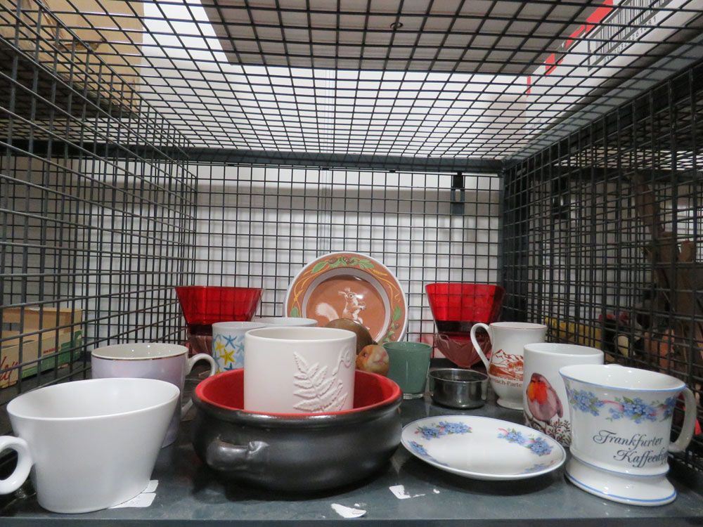 5673 - Cage containing coffee mugs, porridge bowls and kitchenware