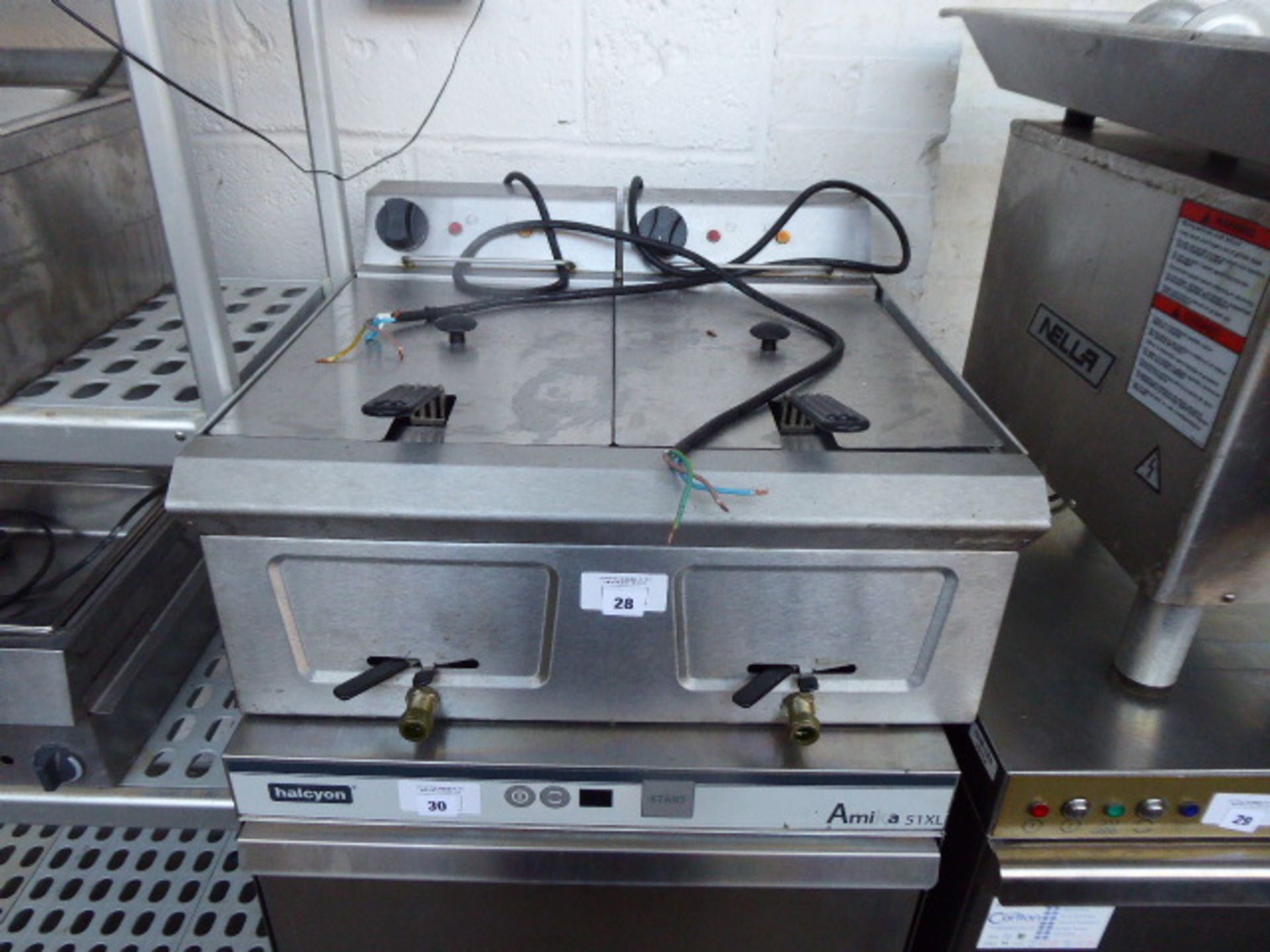 (89) 60cm electric bench top twin well fryer (Plug required)