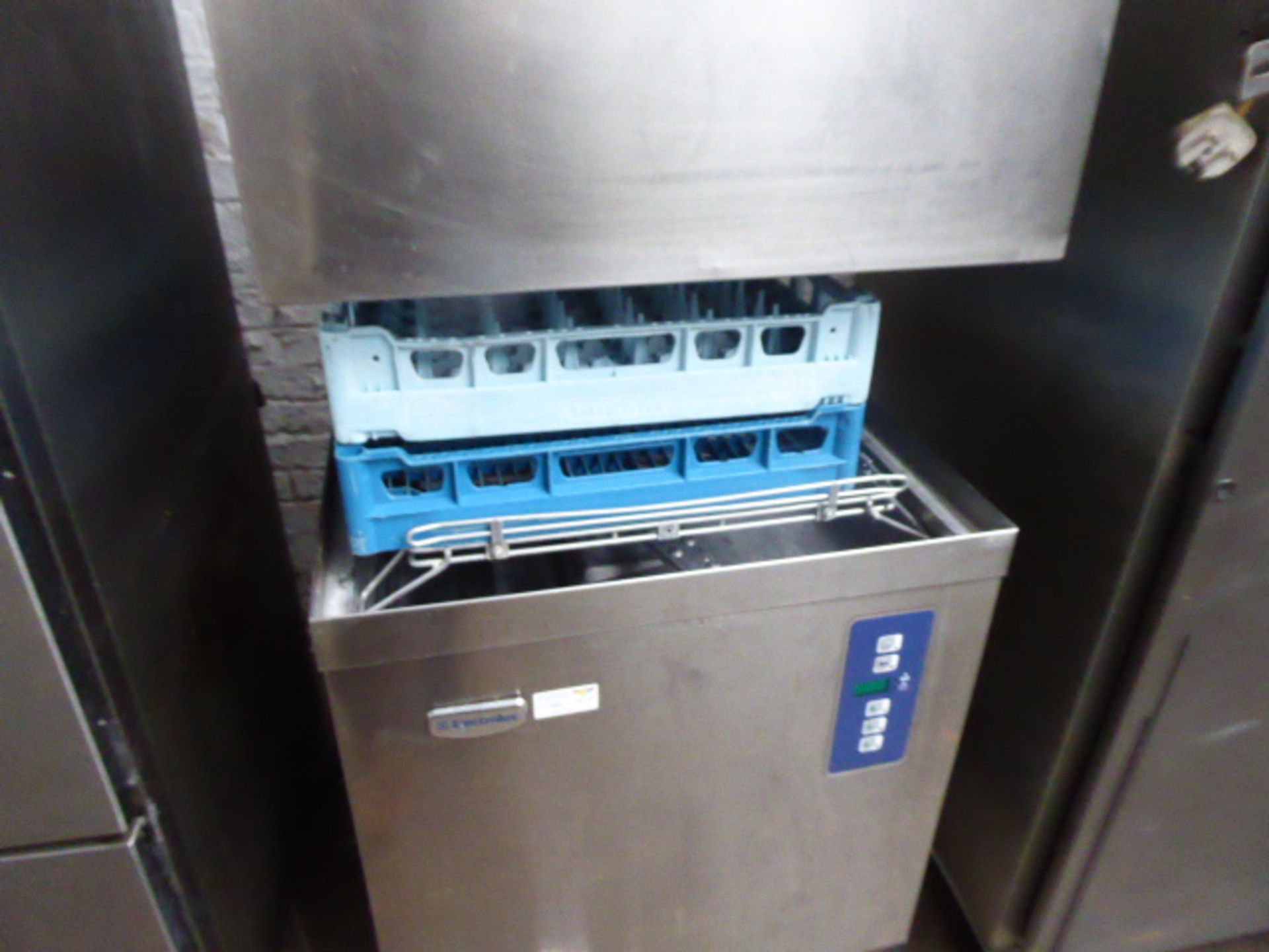 64cm Electrolux model WT55ADG lift top pass through dishwasher - Image 2 of 2