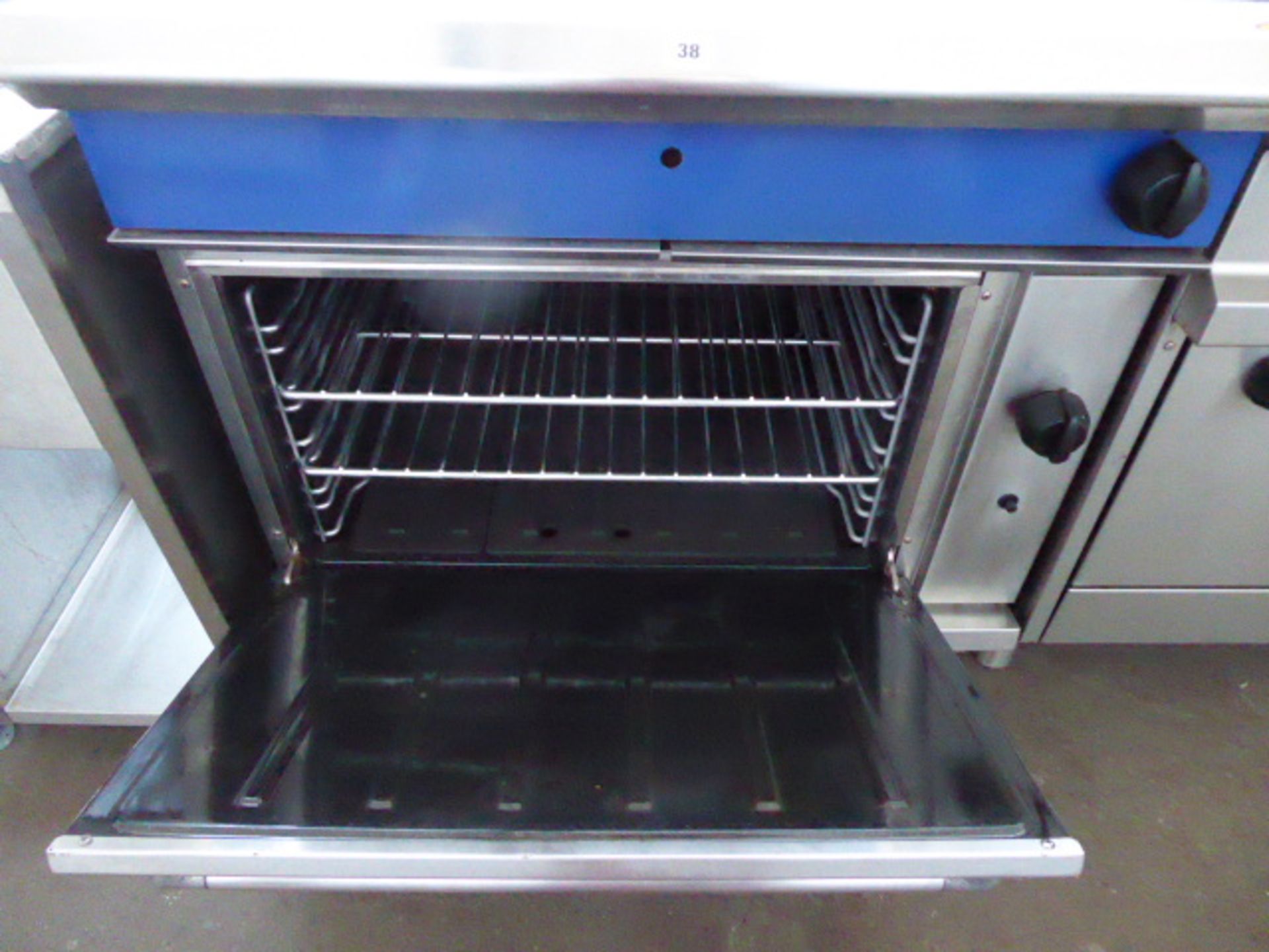 90cm gas Blue Seal solid top bullseye type cooker with large single door oven under - Image 2 of 2