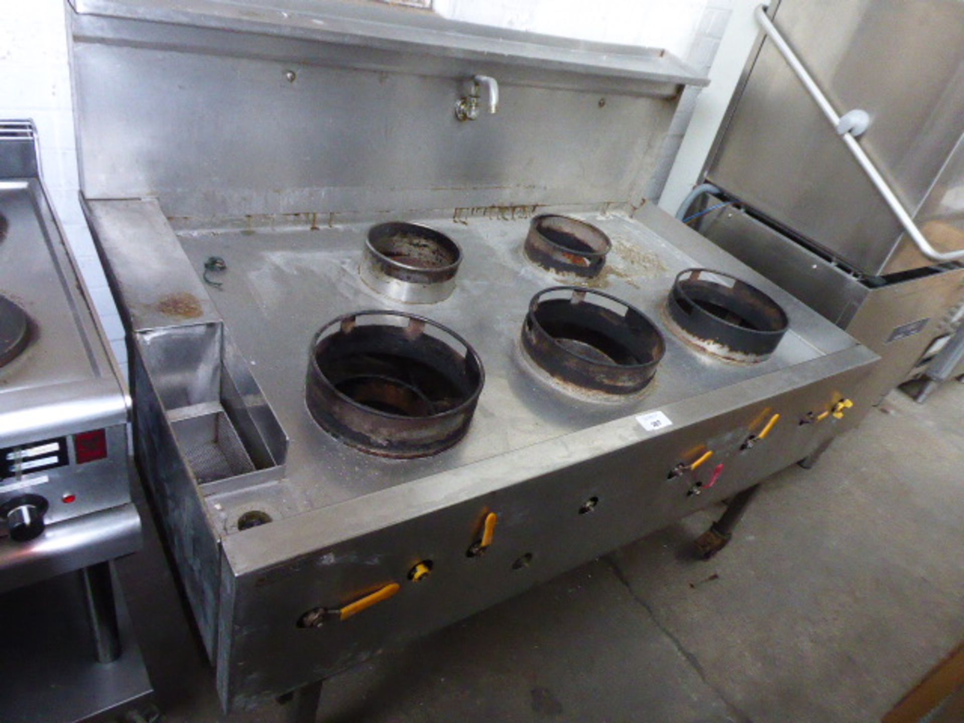 (382) 150cm gas Asian wok style 5 burner stove