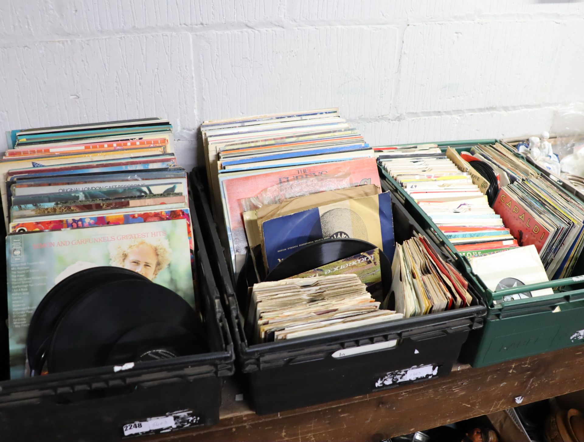 3 crates of vinyl records and singles incl. Boney M., Neil Diamond, Johnny Cash, John Denver, etc.