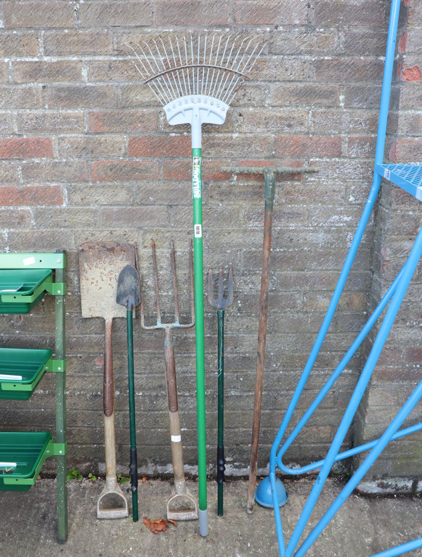 Small quantity of garden tools incl. fork, shovel, potting fork, potting trowel and 2 rakes