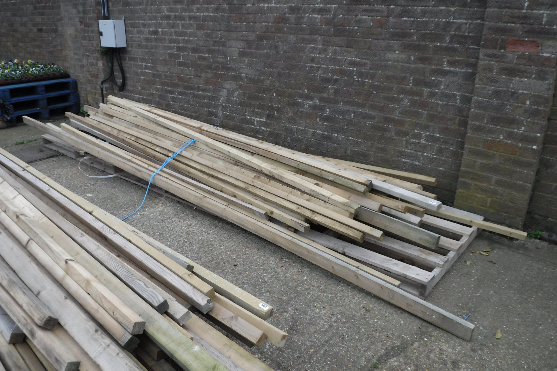 (1095) Pallet of mixed sized timber lengths